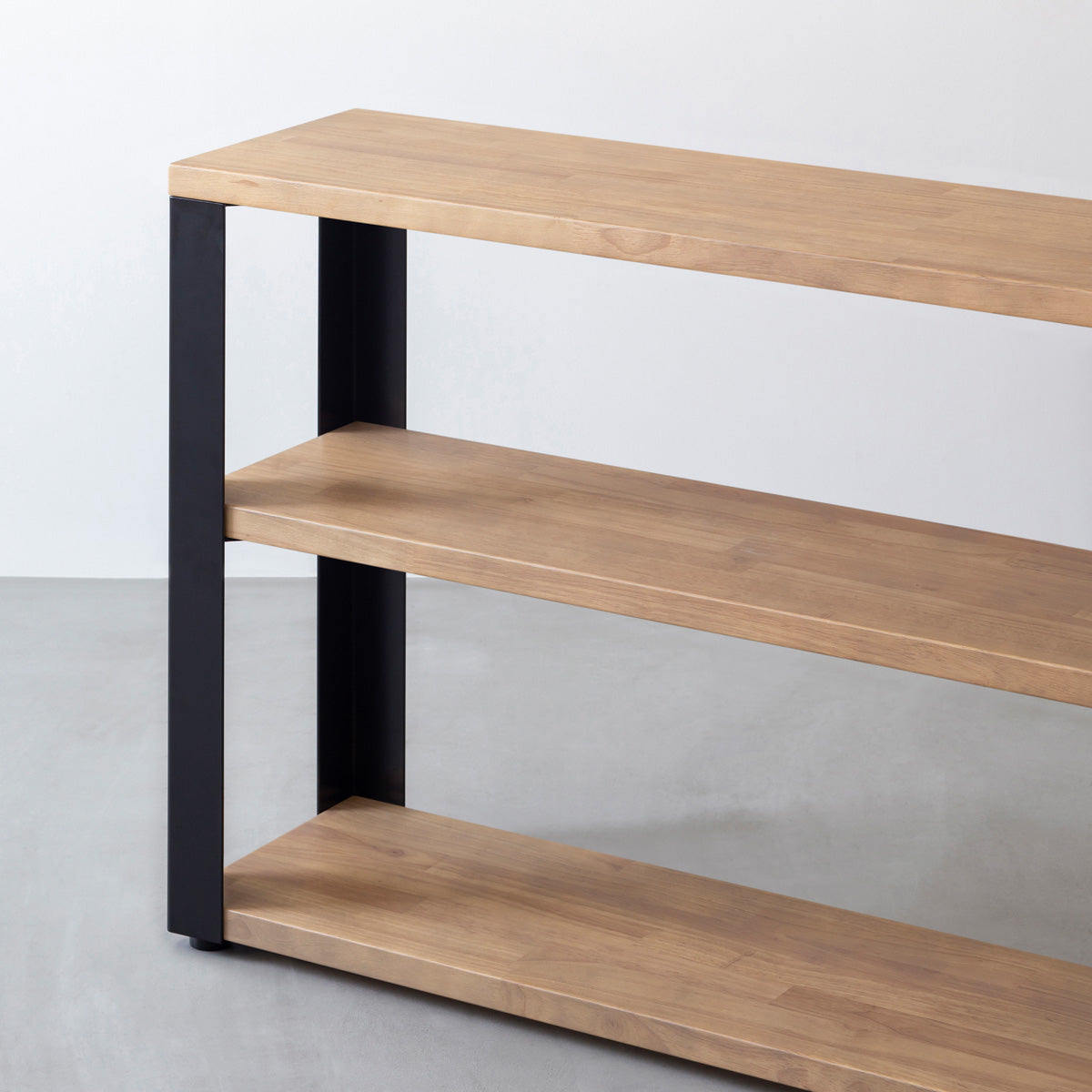 KANADEMONOのラバーウッドアッシュグレーの棚板とマットブラックの鉄脚のストレージシェルフS(寄り)