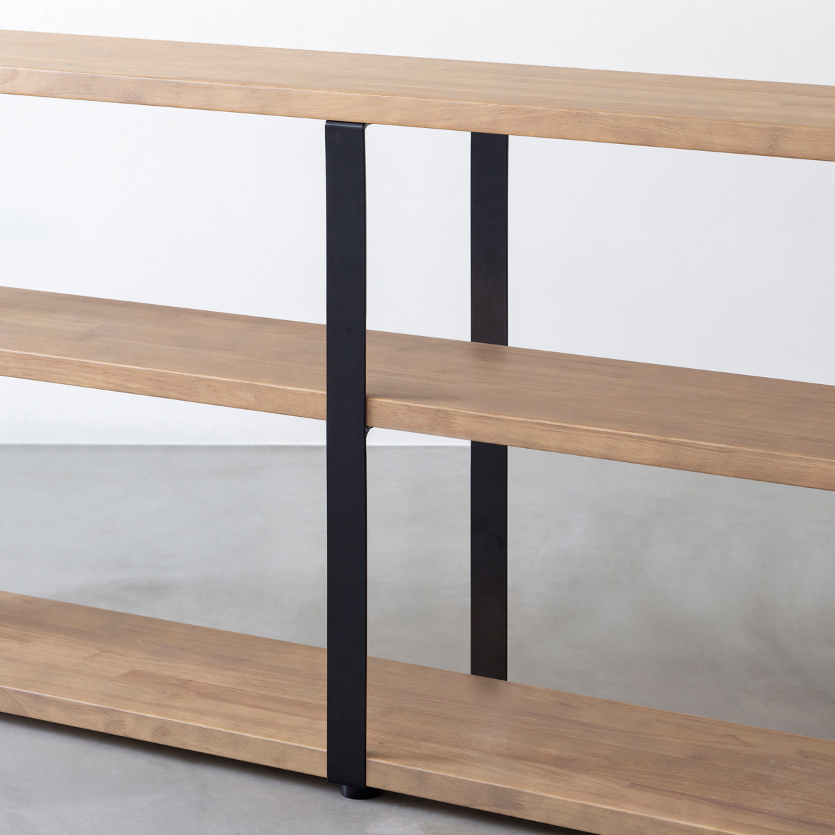 KANADEMONOのラバーウッドアッシュグレーの棚板とマットブラックの鉄脚のストレージシェルフM(中間脚)