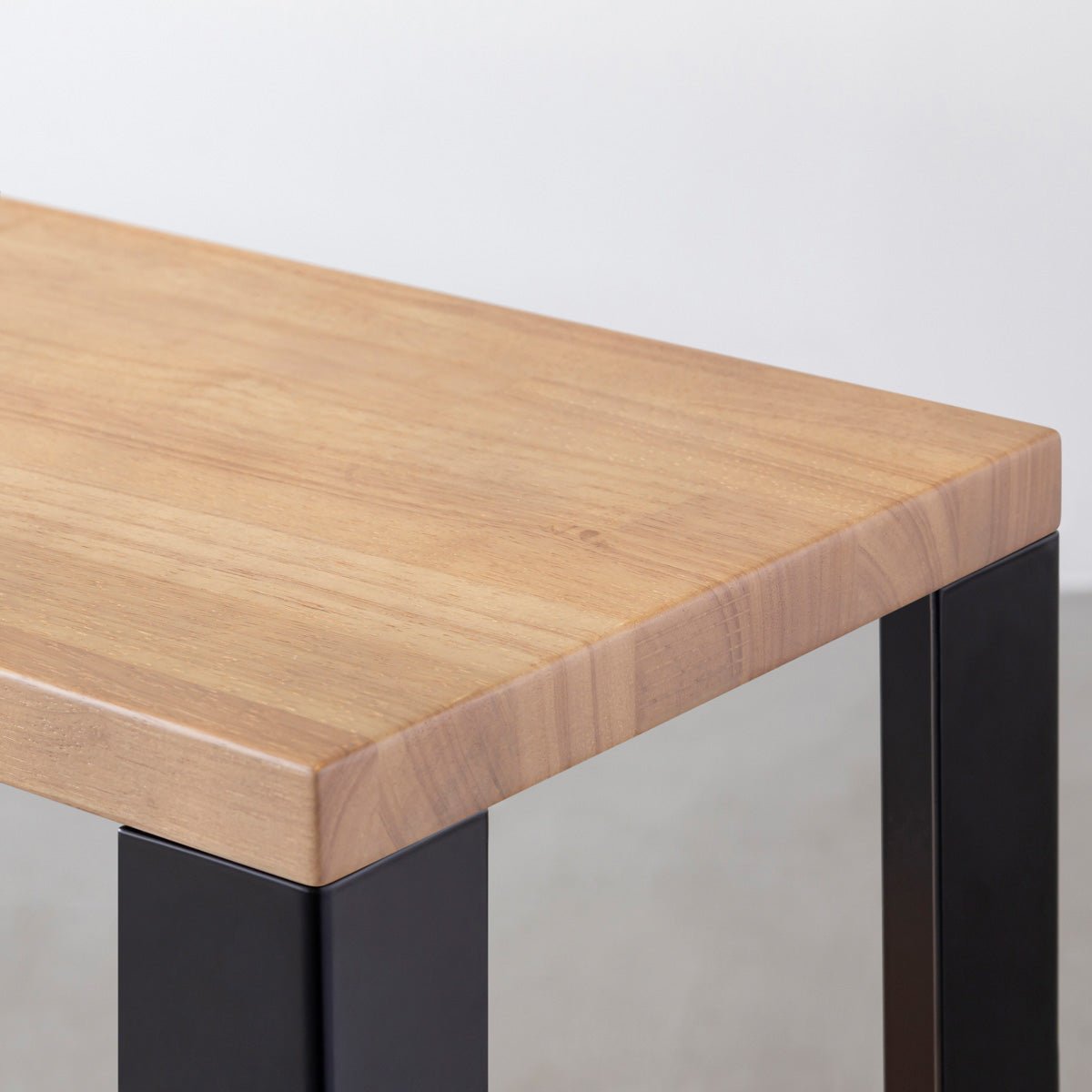 KANADEMONOのラバーウッドアッシュグレーの棚板とマットブラックの鉄脚のストレージシェルフS(上部)