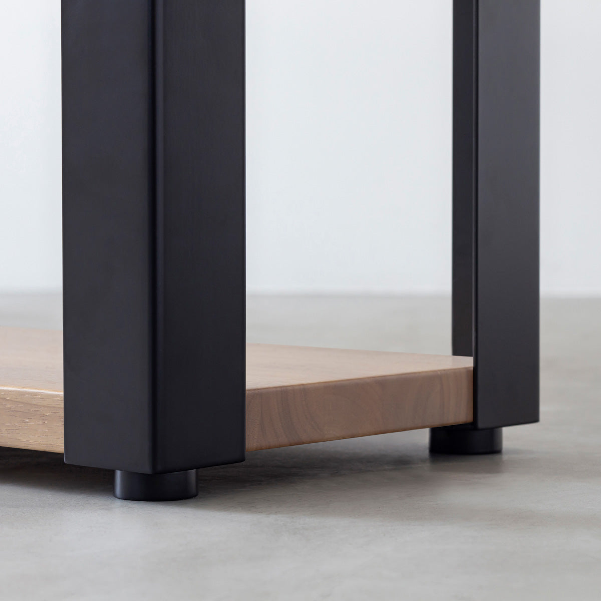 KANADEMONOのラバーウッドアッシュグレーの棚板とマットブラックの鉄脚のストレージシェルフS(下部)