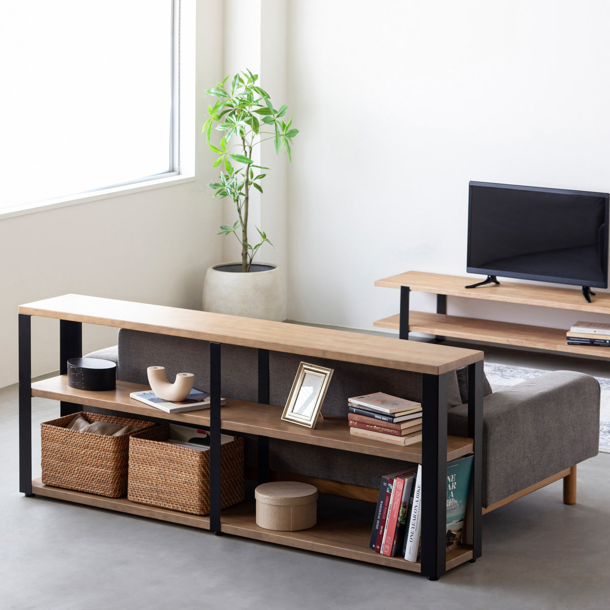 KANADEMONOのラバーウッドアッシュグレーの棚板とマットブラックの鉄脚のストレージシェルフM(使用例)