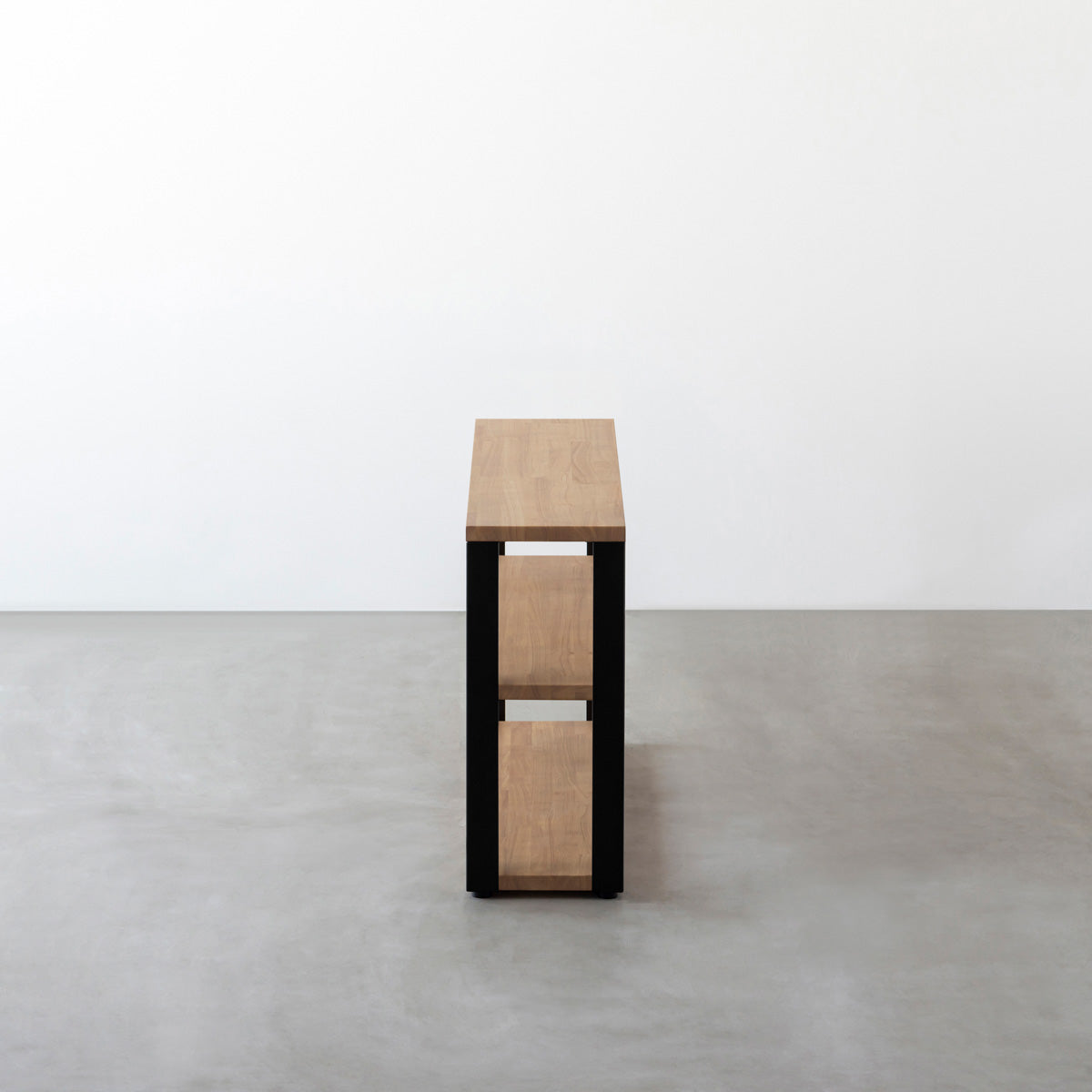 KANADEMONOのラバーウッドアッシュグレーの棚板とマットブラックの鉄脚のストレージシェルフS(側面)