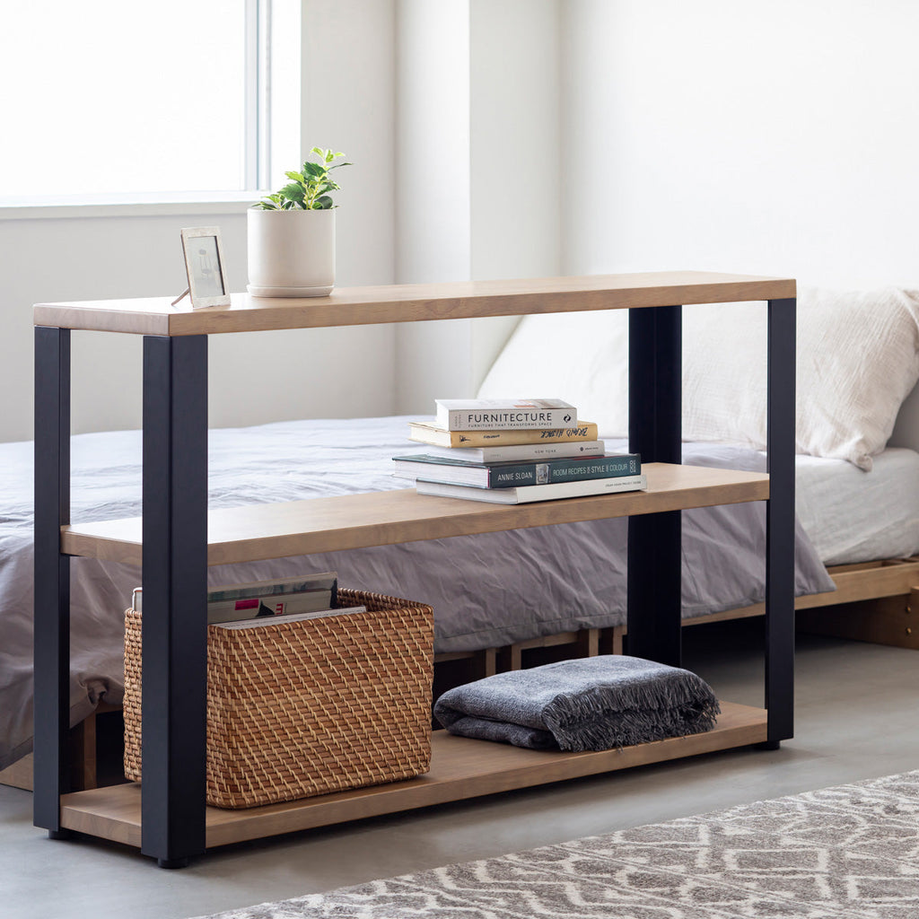 KANADEMONOのラバーウッドアッシュグレーの棚板とマットブラックの鉄脚のストレージシェルフS(使用例)