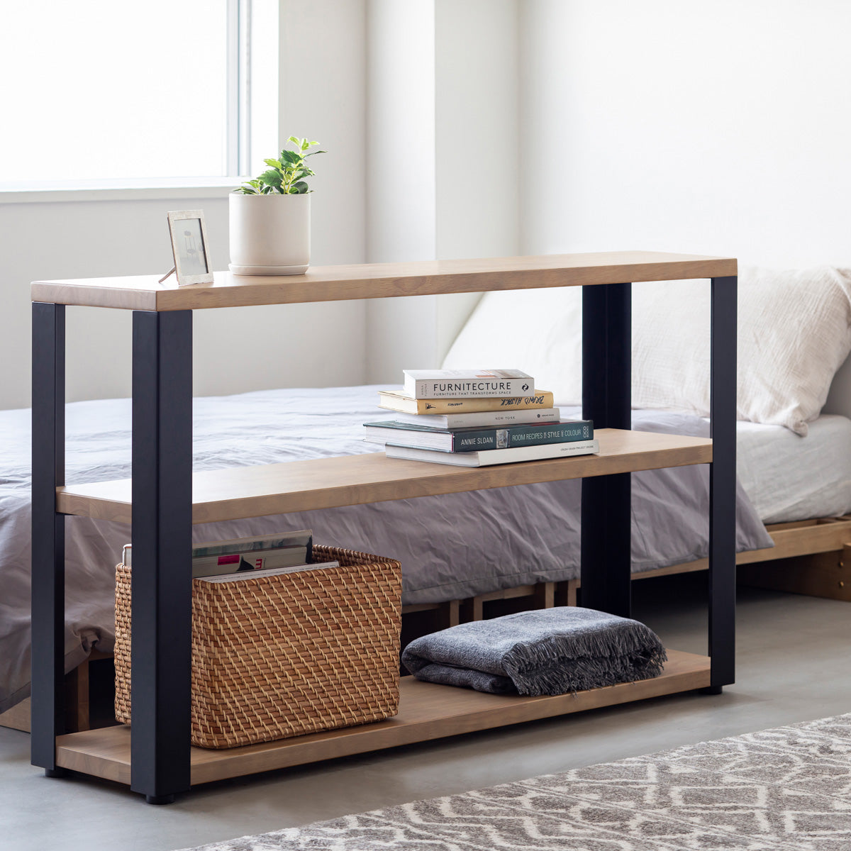 KANADEMONOのラバーウッドアッシュグレーの棚板とマットブラックの鉄脚のストレージシェルフS(使用例)