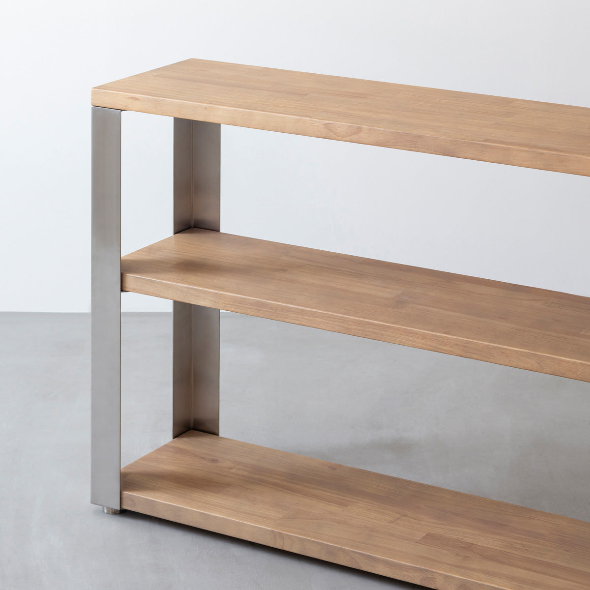 KANADEMONOのラバーウッドアッシュグレーの棚板とステンレス脚のストレージシェルフS(寄り)