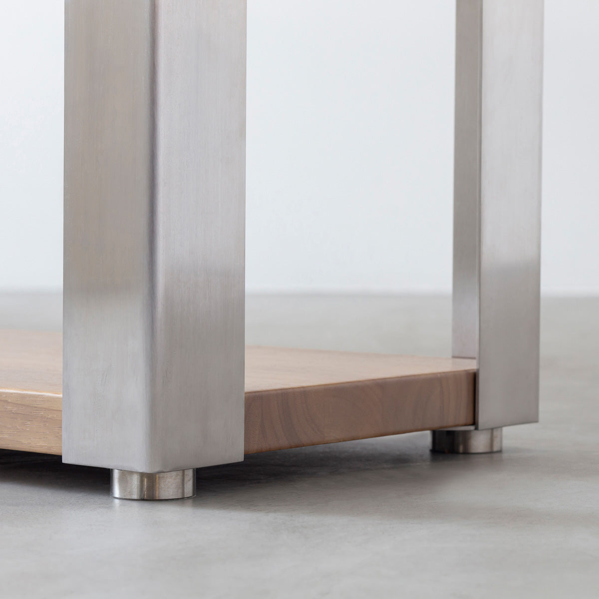 KANADEMONOのラバーウッドアッシュグレーの棚板とステンレス脚のストレージシェルフS(下部)