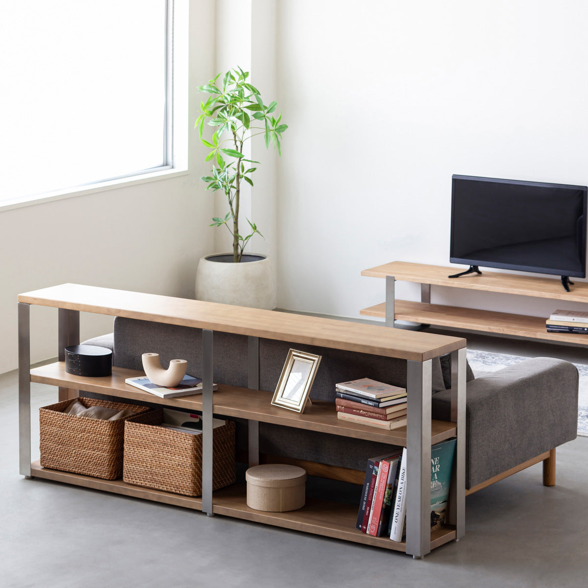 KANADEMONOのラバーウッドアッシュグレーの棚板とステンレス脚のストレージシェルフM(使用例)