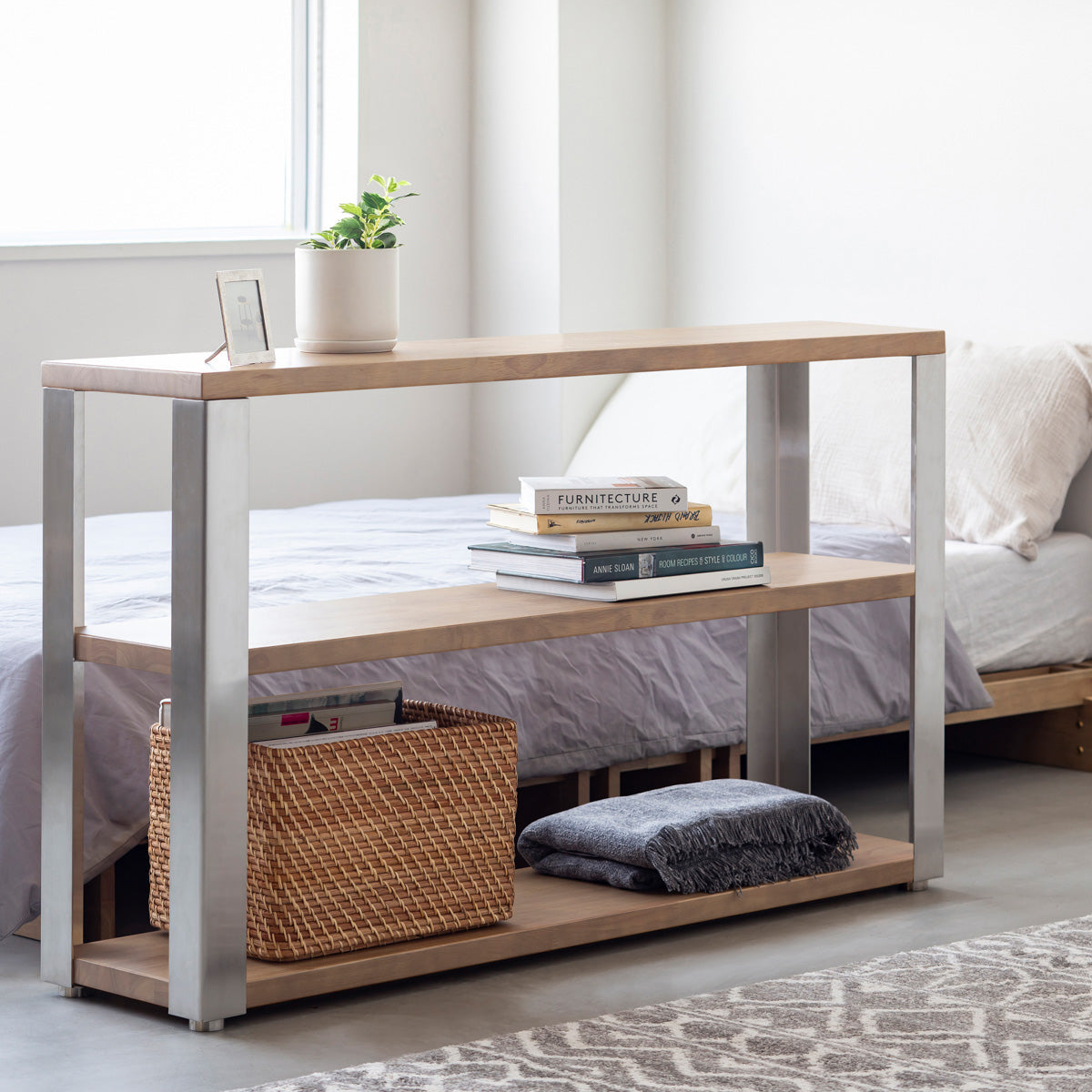 KANADEMONOのラバーウッドアッシュグレーの棚板とステンレス脚のストレージシェルフS(使用例)