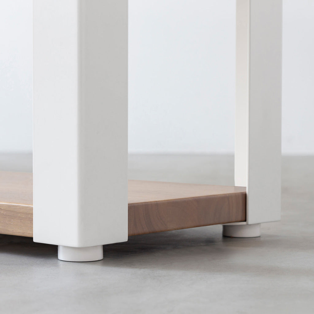 KANADEMONOのラバーウッドアッシュグレーの棚板とホワイトの鉄脚のストレージシェルフS(下部)