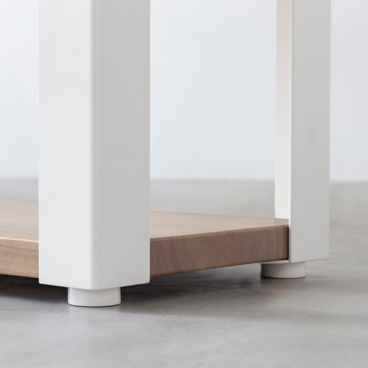 KANADEMONOのラバーウッドアッシュグレーの棚板とホワイトの鉄脚のストレージシェルフS(下部)