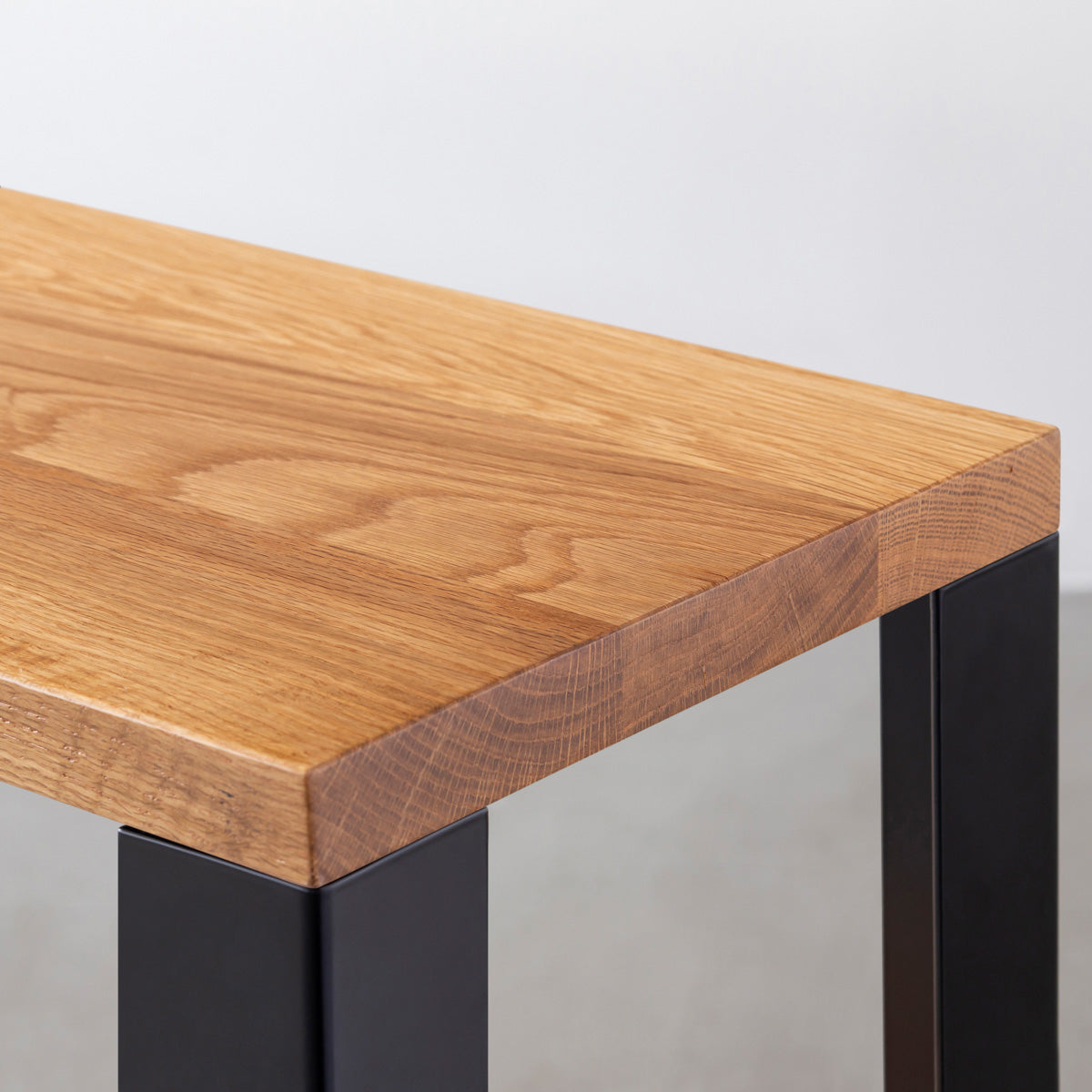 Kanademonoのホワイトオーク無垢材の棚板とマットブラックの鉄脚の２段ストレージシェルフS（棚板と脚）