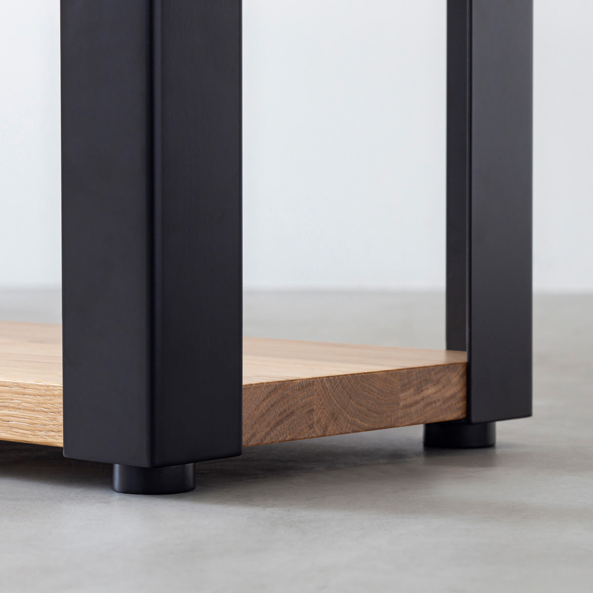 Kanademonoのホワイトオーク無垢材の棚板とマットブラックの鉄脚の２段ストレージシェルフS（脚）