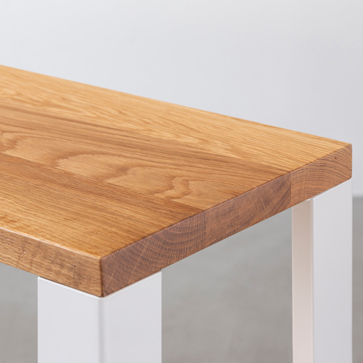 Kanademonoの無垢材ホワイトオークの棚板とホワイトの鉄脚の２段ストレージシェルフS（棚板）