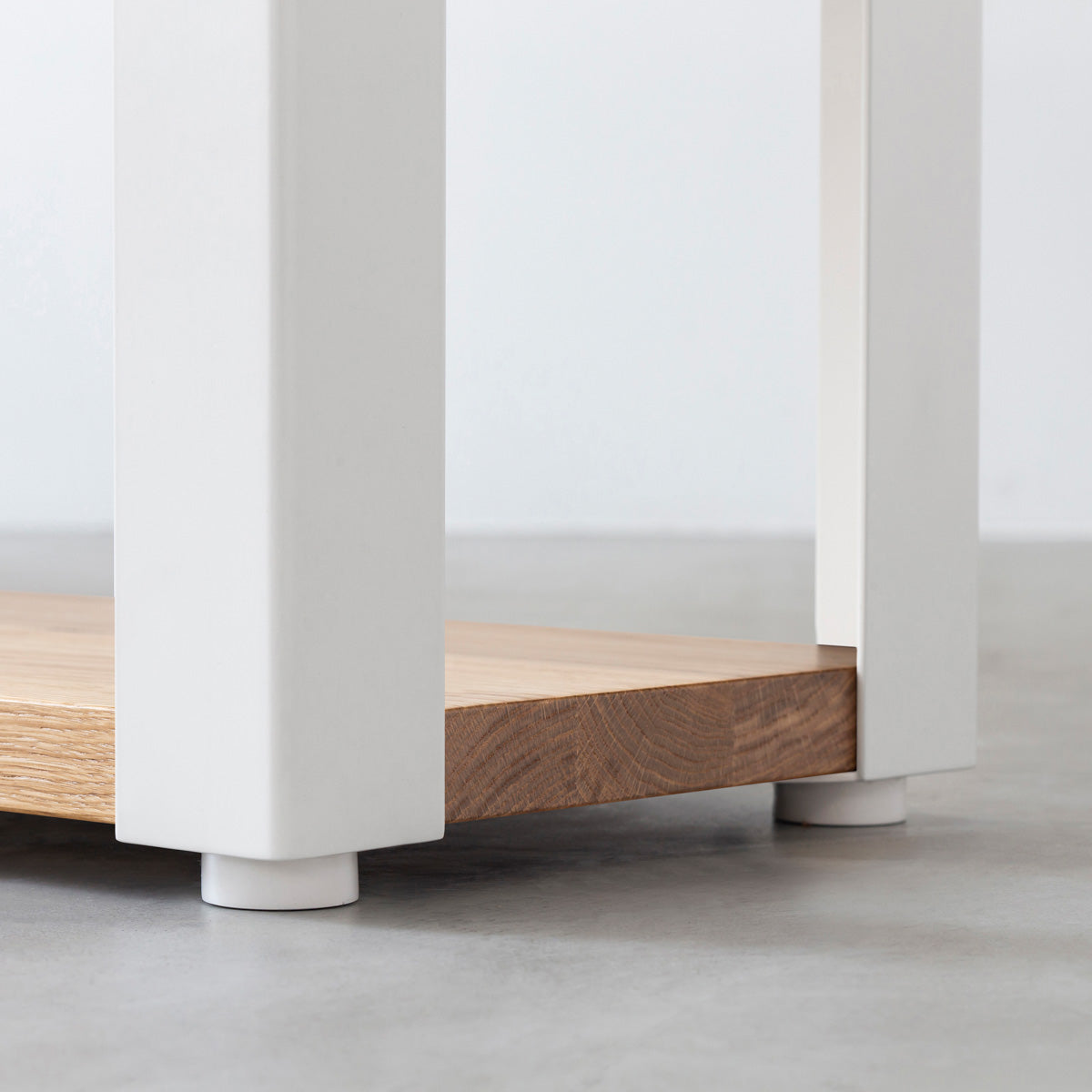 Kanademonoの無垢材ホワイトオークの棚板とホワイトの鉄脚の２段ストレージシェルフS（脚）