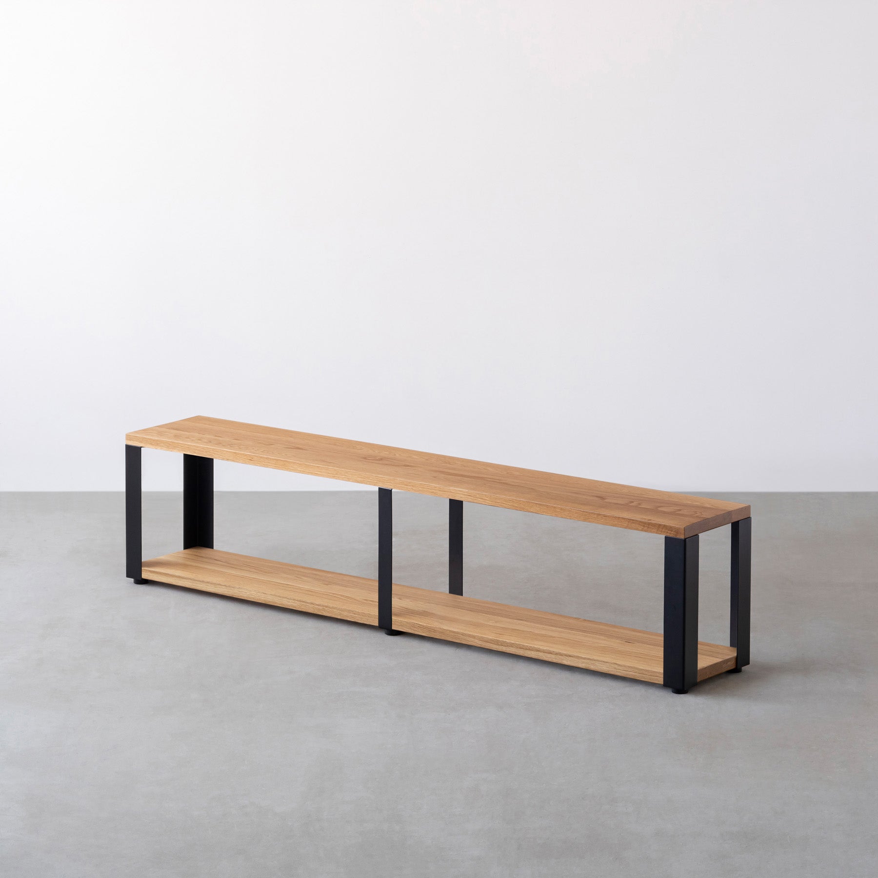 Kanademonoのホワイトオーク無垢材の棚板とマットブラックの鉄脚の２段ストレージシェルフM