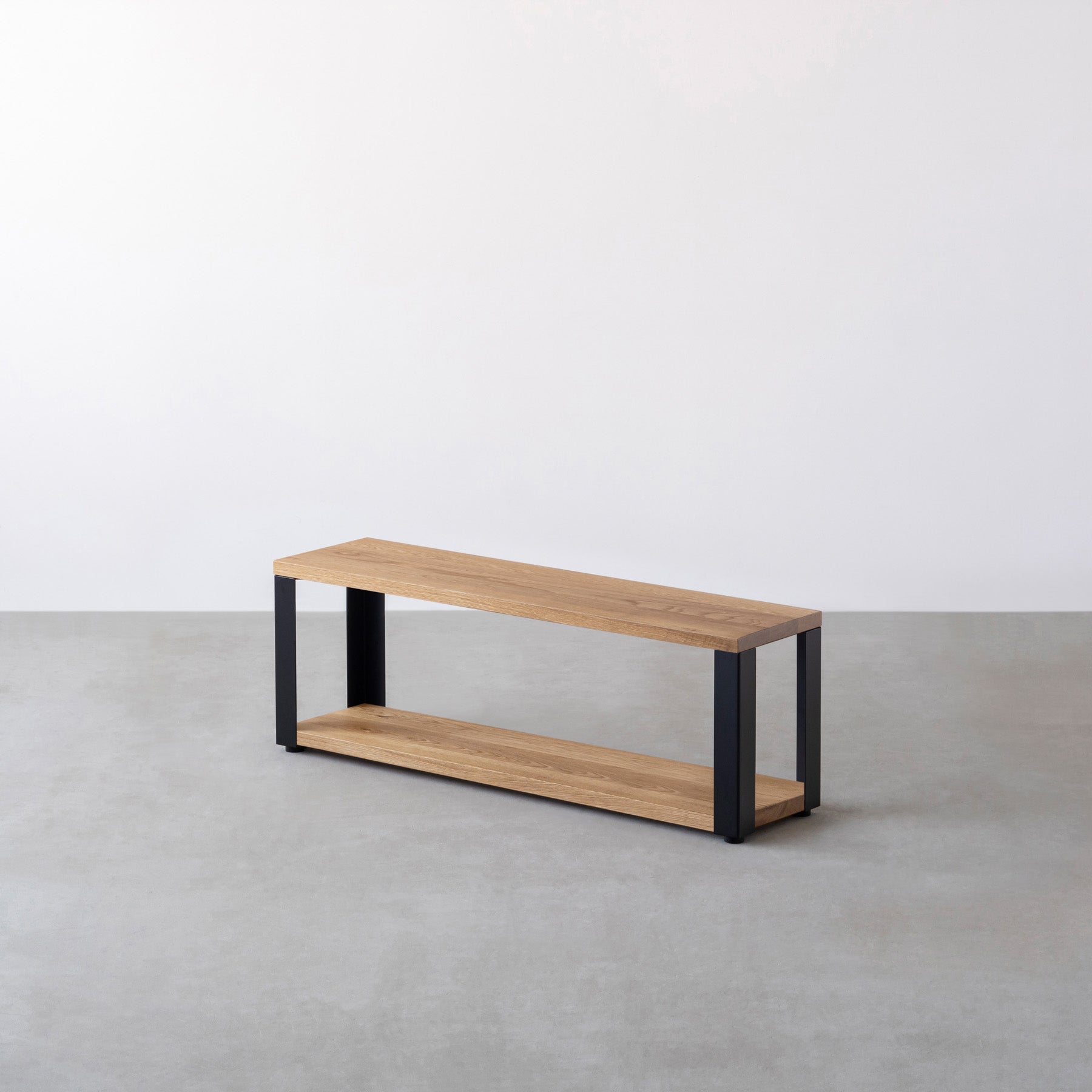 Kanademonoのホワイトオーク無垢材の棚板とマットブラックの鉄脚の２段ストレージシェルフS