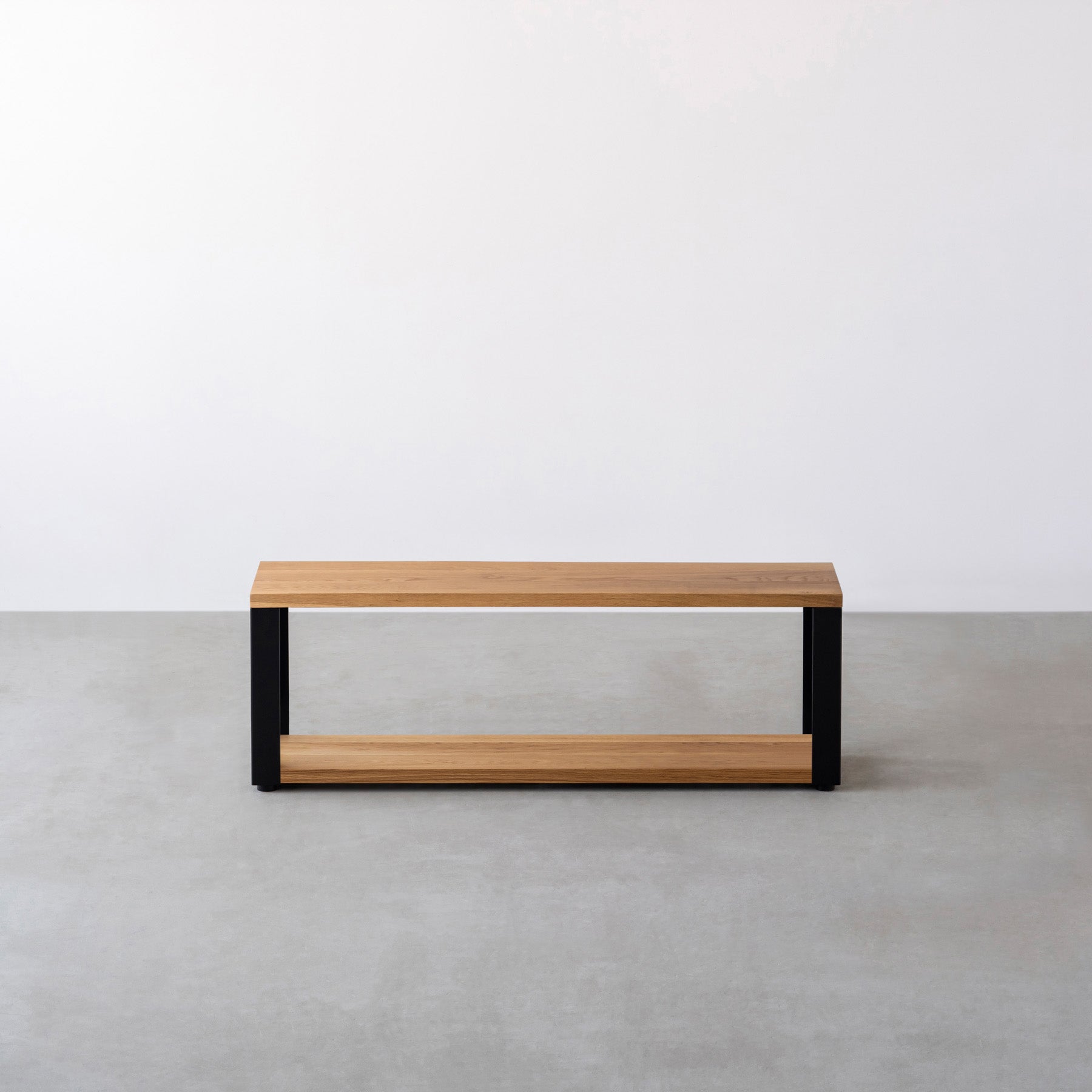 Kanademonoのホワイトオーク無垢材の棚板とマットブラックの鉄脚の２段ストレージシェルフS（正面）