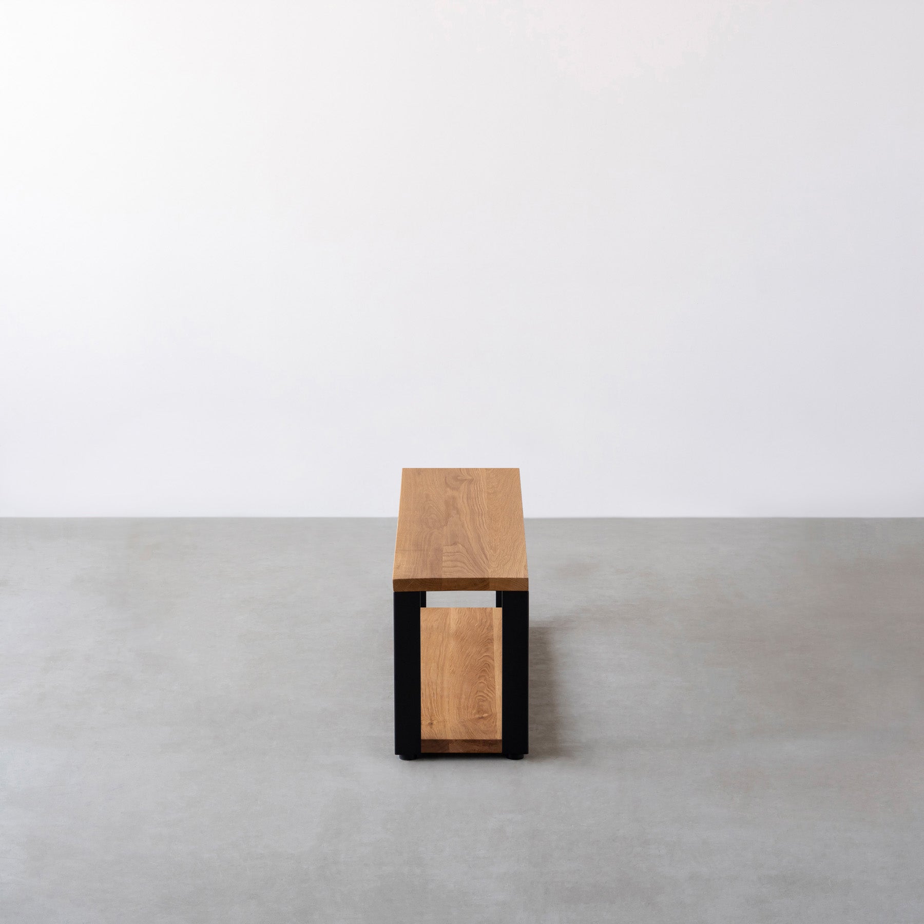 Kanademonoのホワイトオーク無垢材の棚板とマットブラックの鉄脚の２段ストレージシェルフS（側面）