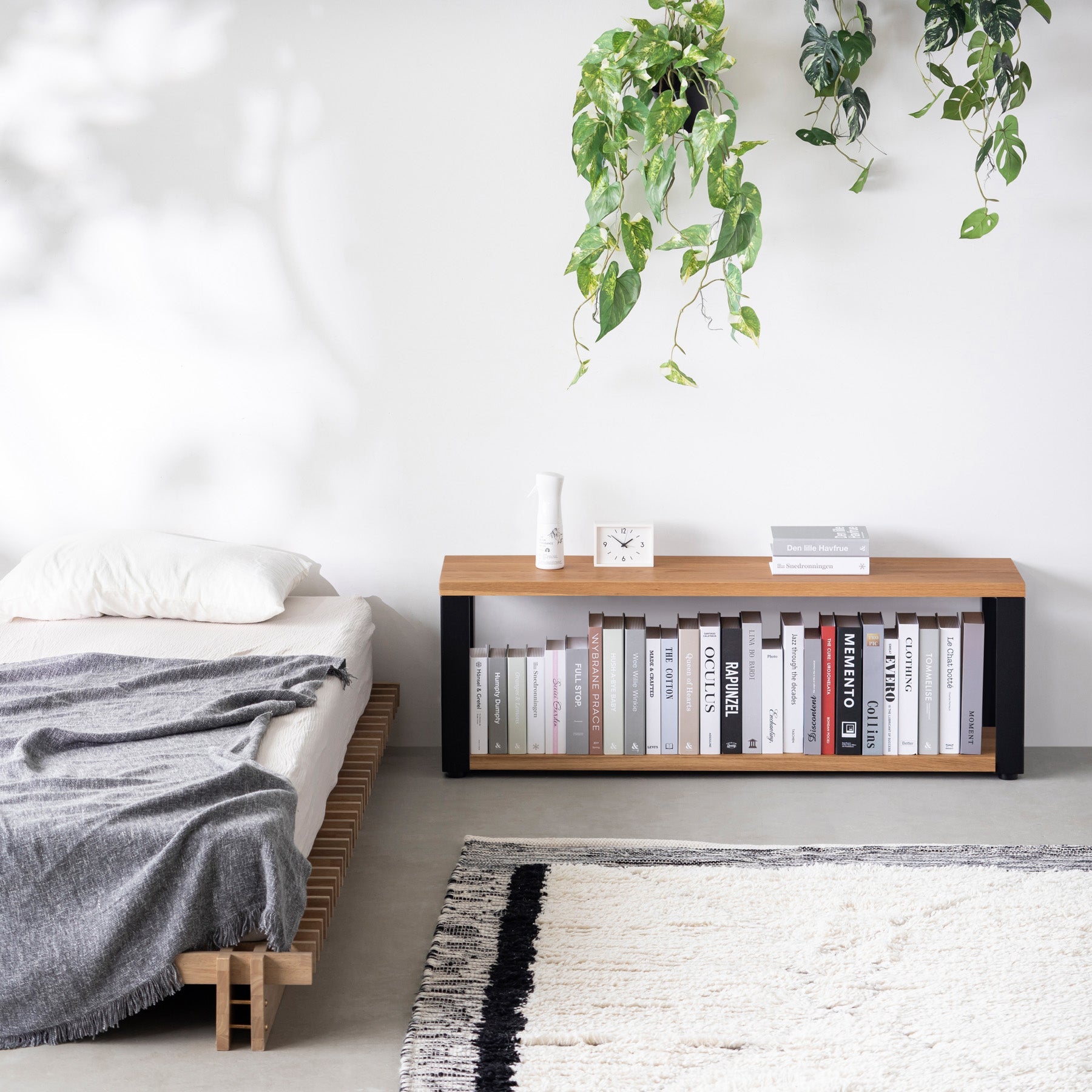 Kanademonoのホワイトオーク無垢材の棚板とマットブラックの鉄脚の２段ストレージシェルフS（使用例）