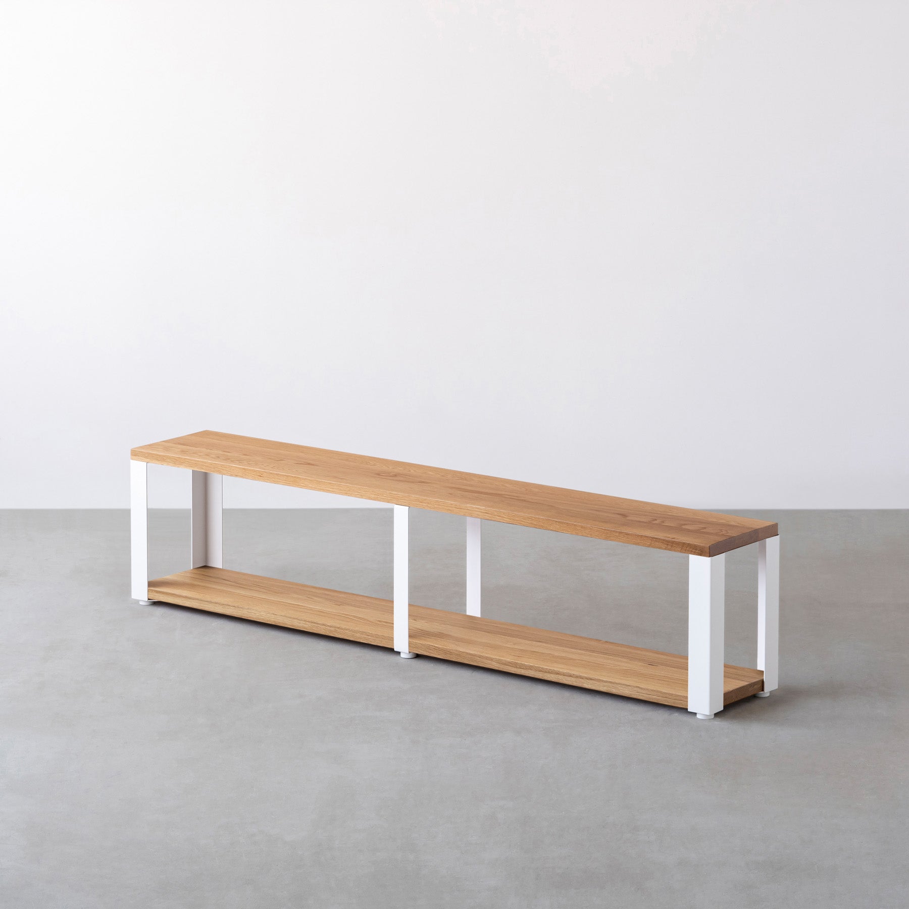 Kanademonoの無垢材ホワイトオークの棚板とホワイトの鉄脚の２段ストレージシェルフM