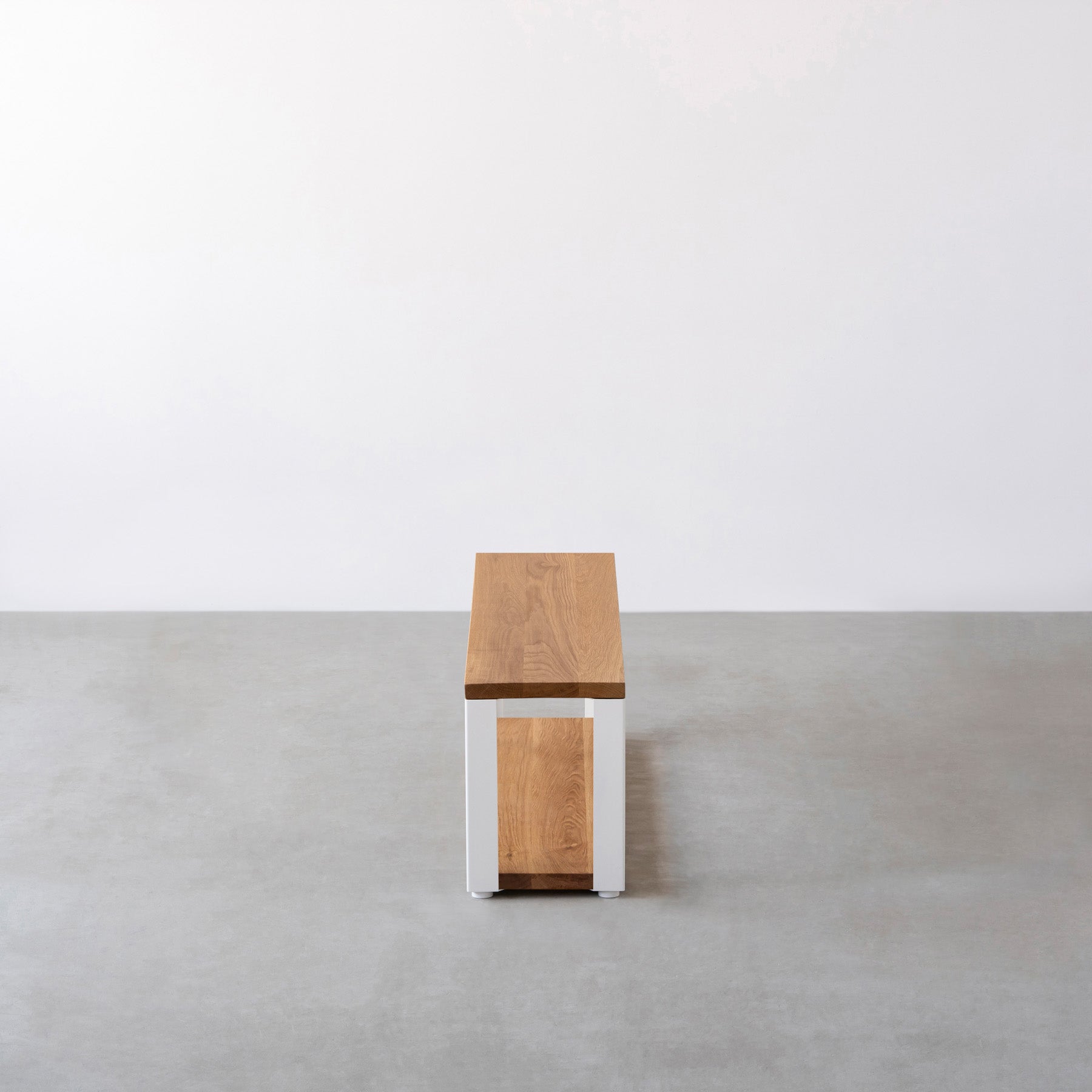 Kanademonoの無垢材ホワイトオークの棚板とホワイトの鉄脚の２段ストレージシェルフS（側面）