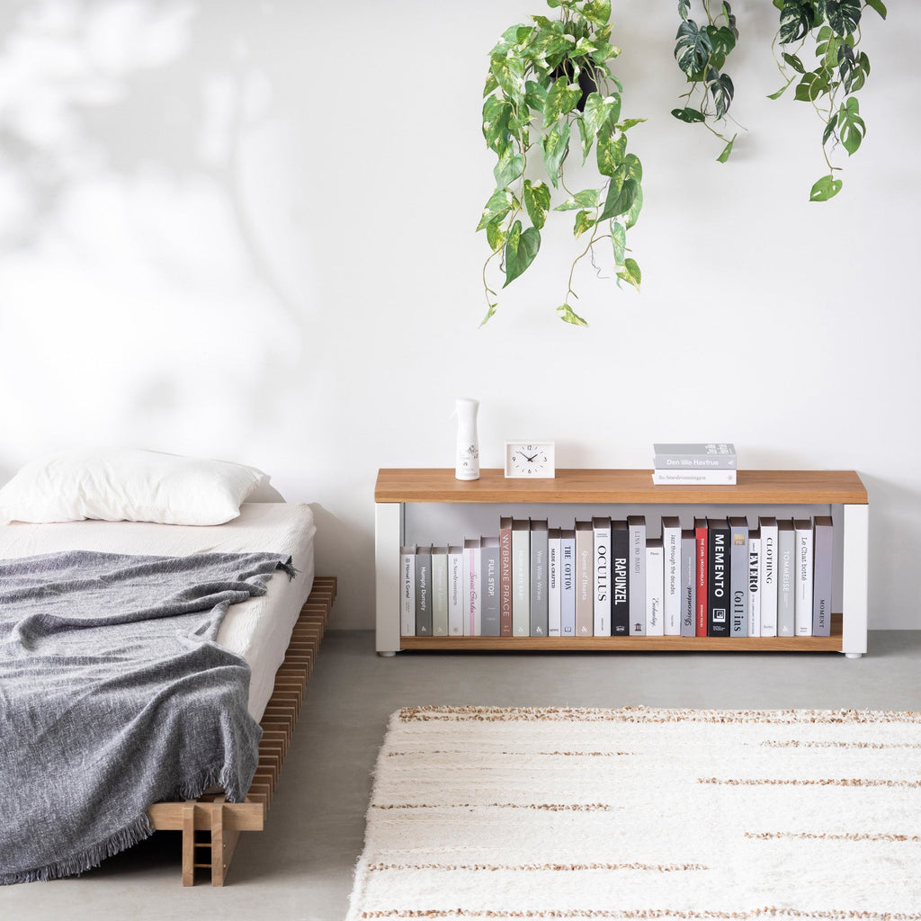 Kanademonoの無垢材ホワイトオークの棚板とホワイトの鉄脚の２段ストレージシェルフS（使用例）