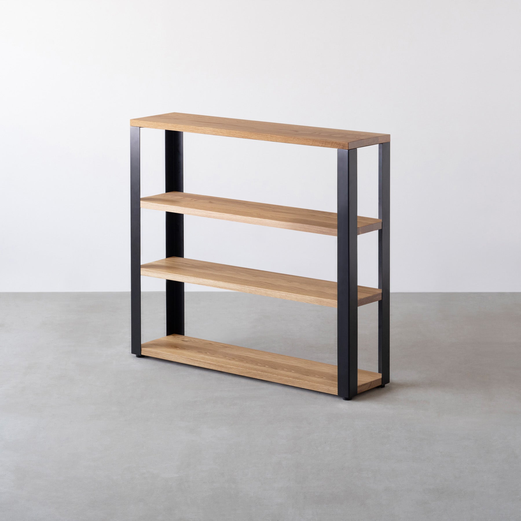 Kanademonoのホワイトオーク無垢材の棚板とマットブラックの鉄脚の４段ストレージシェルフS