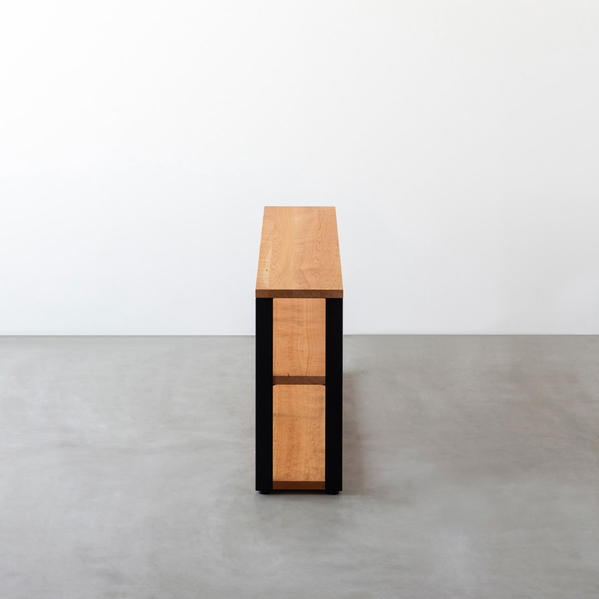 KANADEMONOのブラックチェリーの棚板とマットブラックの鉄脚のストレージシェルフM(側面)