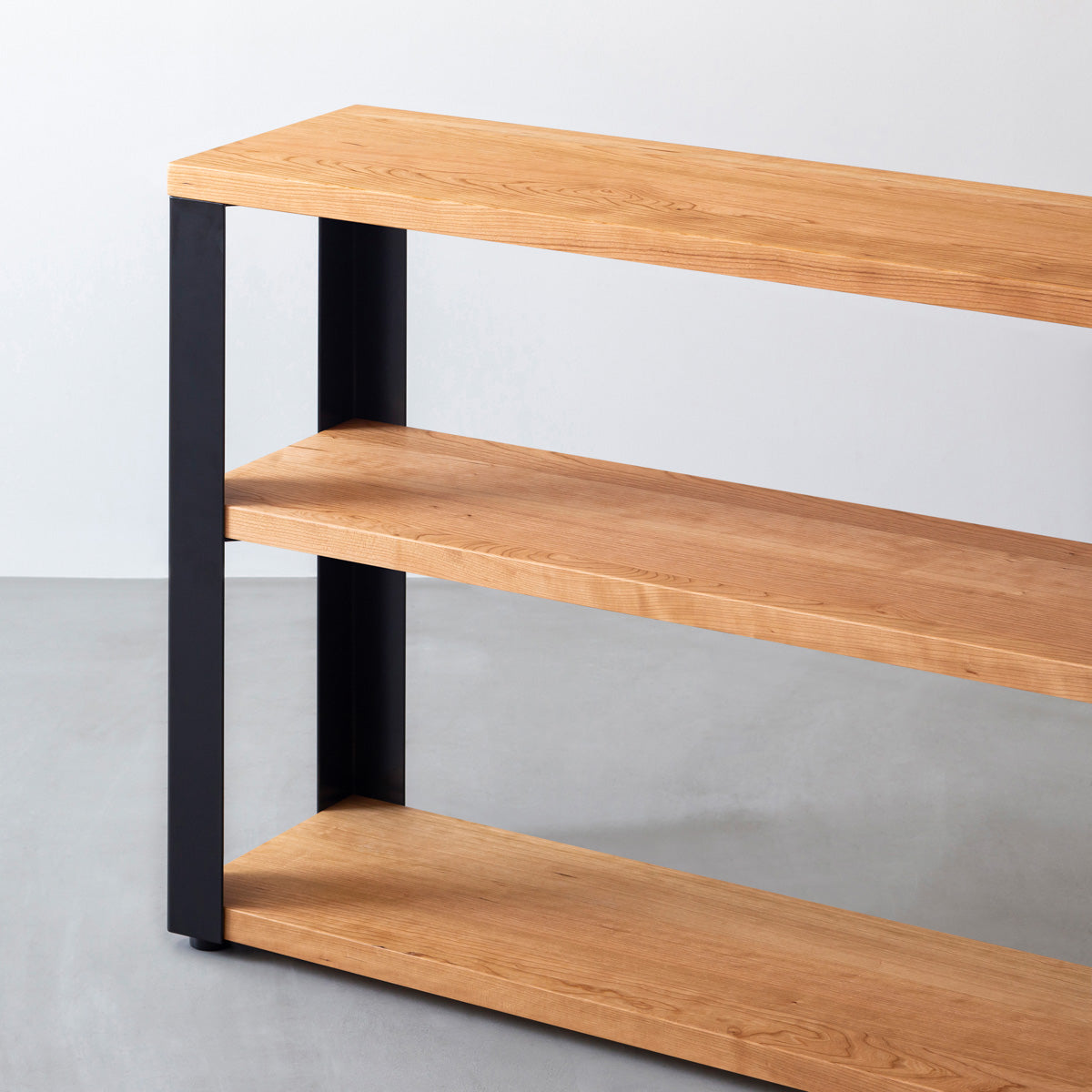 KANADEMONOのブラックチェリーの棚板とマットブラックの鉄脚のストレージシェルフS(寄り)