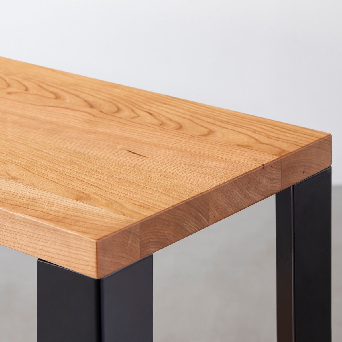 Kanademonoのブラックチェリー無垢材の棚板とマットブラックの鉄脚の４段ストレージシェルフS（棚板）