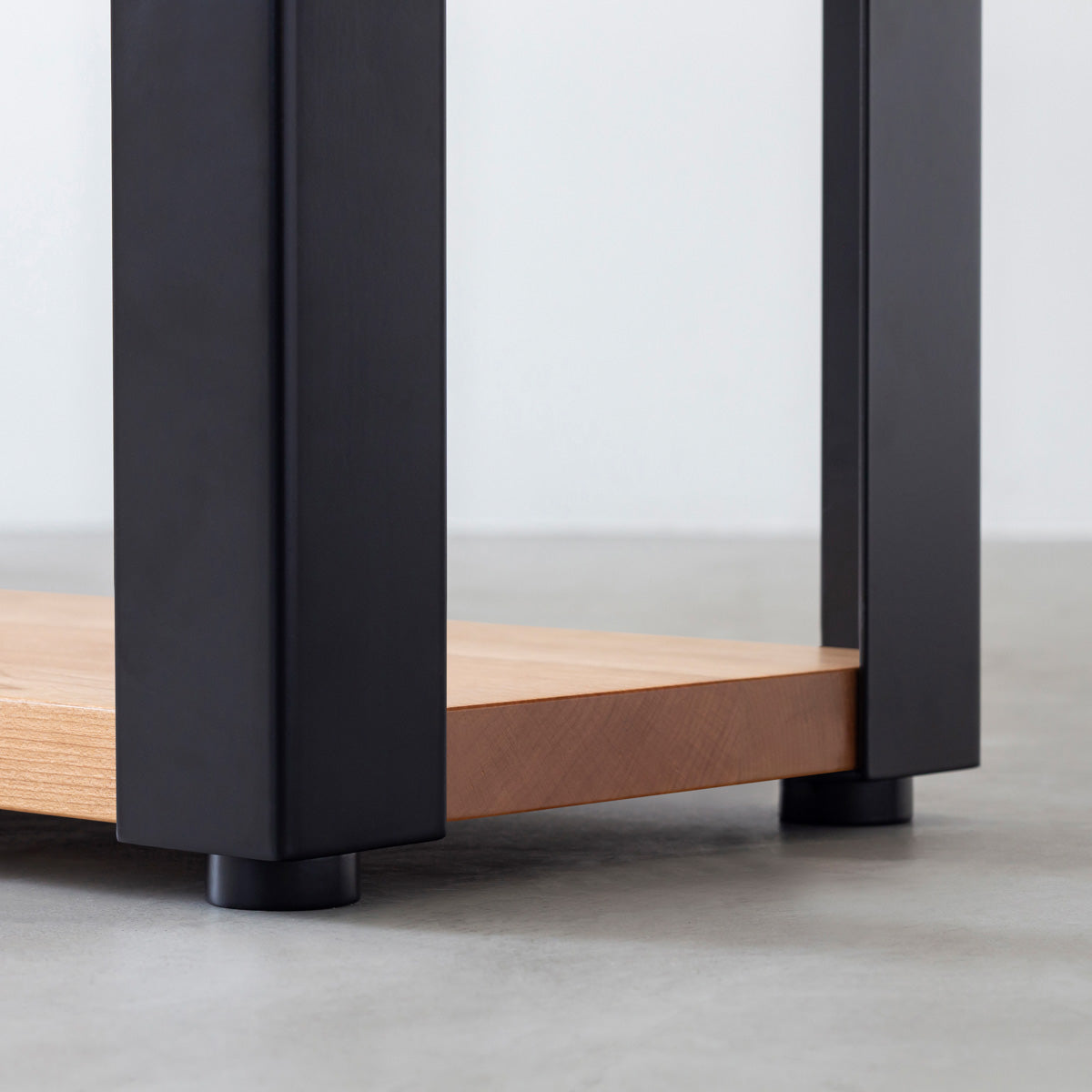 KANADEMONOのブラックチェリーの棚板とマットブラックの鉄脚のストレージシェルフS(下部)