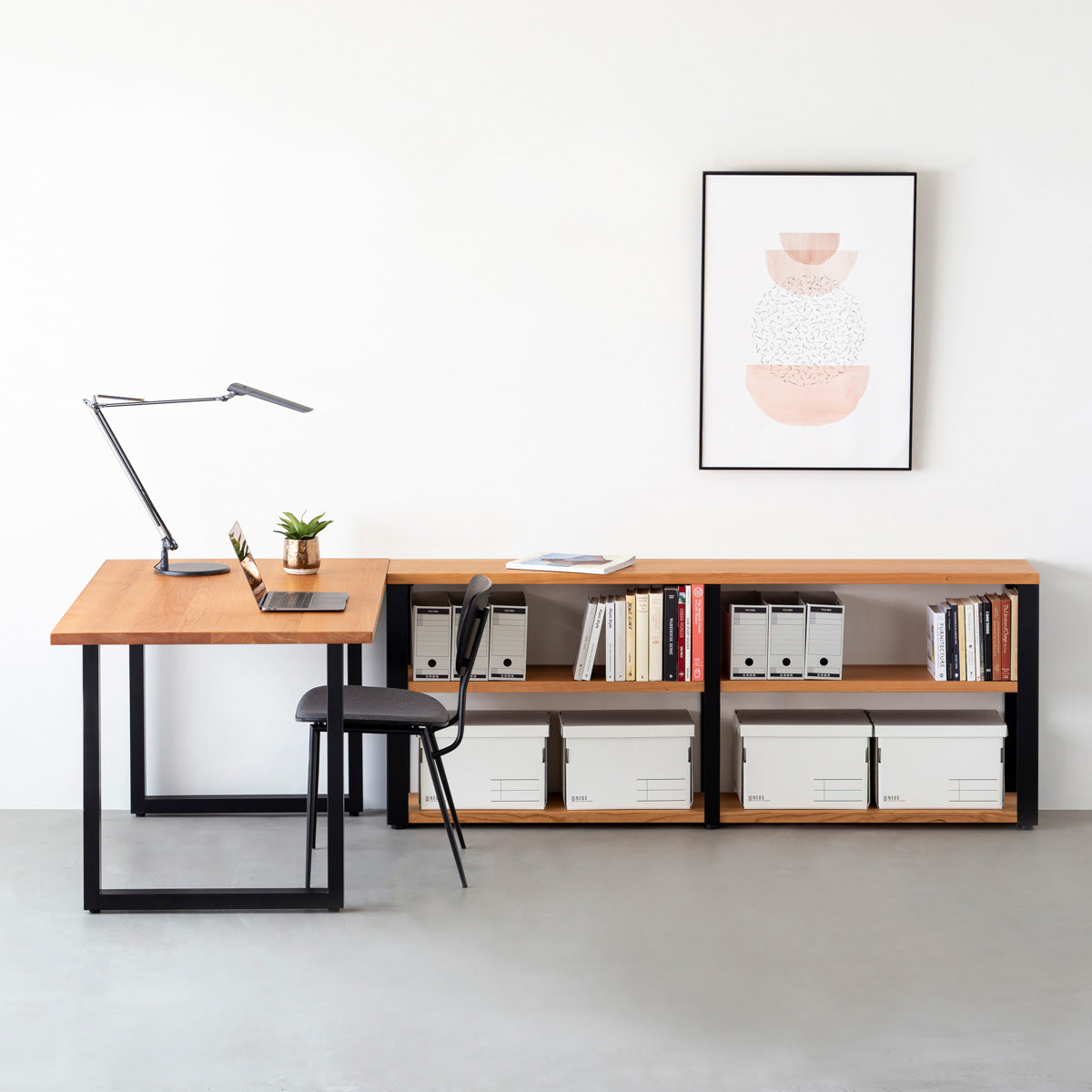 KANADEMONOのブラックチェリーの棚板とマットブラックの鉄脚のストレージシェルフM(使用例)