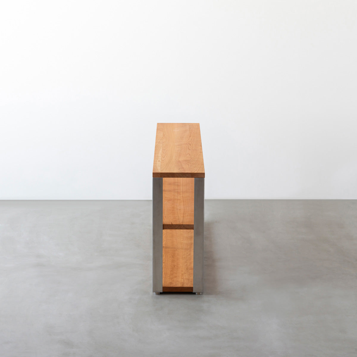 KANADEMONOのブラックチェリーの棚板とステンレス脚のストレージシェルフM(側面)