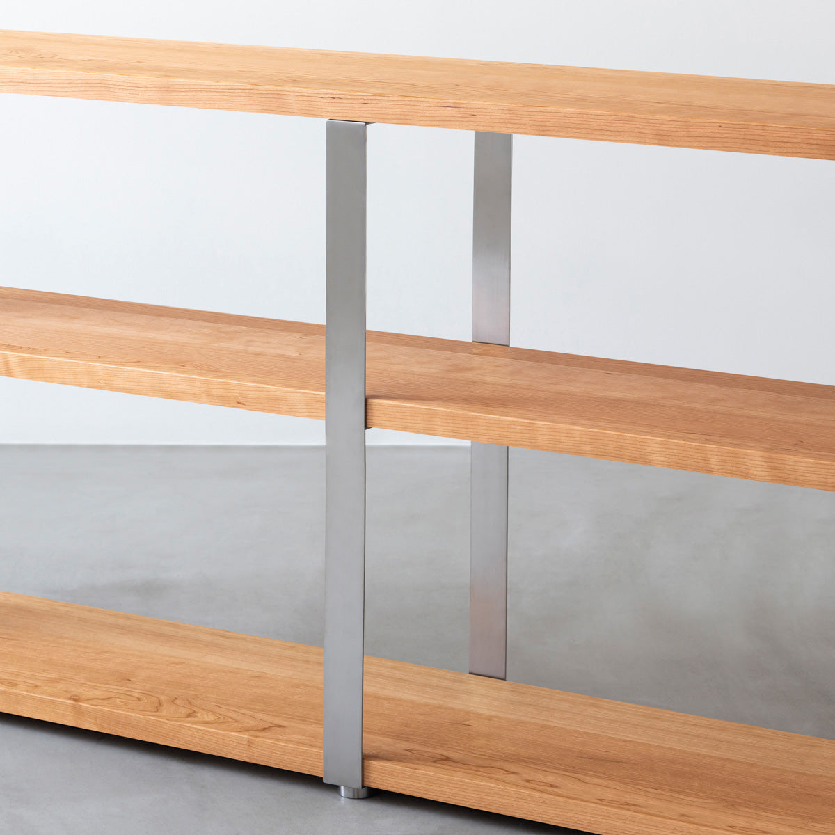 KANADEMONOのブラックチェリーの棚板とステンレス脚のストレージシェルフM(中間脚)