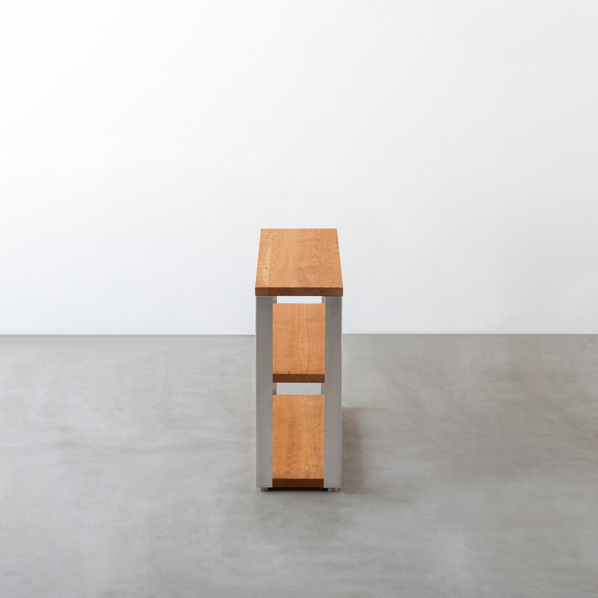 KANADEMONOのブラックチェリーの棚板とステンレス脚のストレージシェルフS(側面)