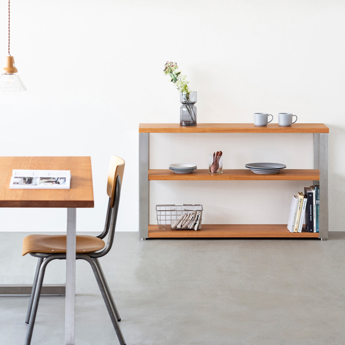 KANADEMONOのブラックチェリーの棚板とステンレス脚のストレージシェルフS(使用例)