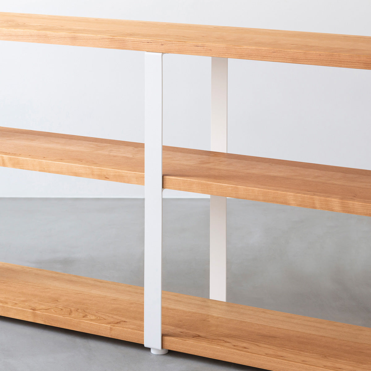 KANADEMONOのブラックチェリーの棚板とホワイトの鉄脚のストレージシェルフM(中間脚)