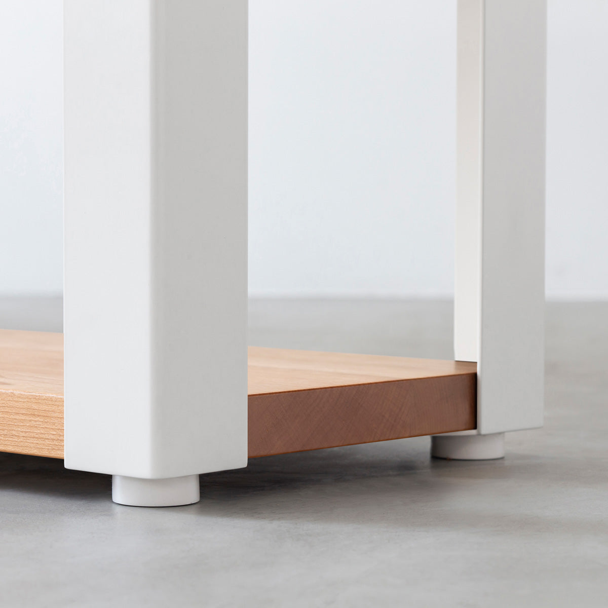 Kanademonoの無垢材ブラックチェリーの棚板とホワイトの鉄脚の２段ストレージシェルフS（脚）