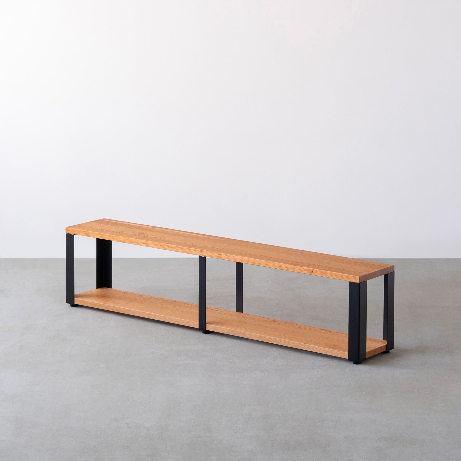 Kanademonoのブラックチェリー無垢材の棚板とマットブラックの鉄脚の４段ストレージシェルフM