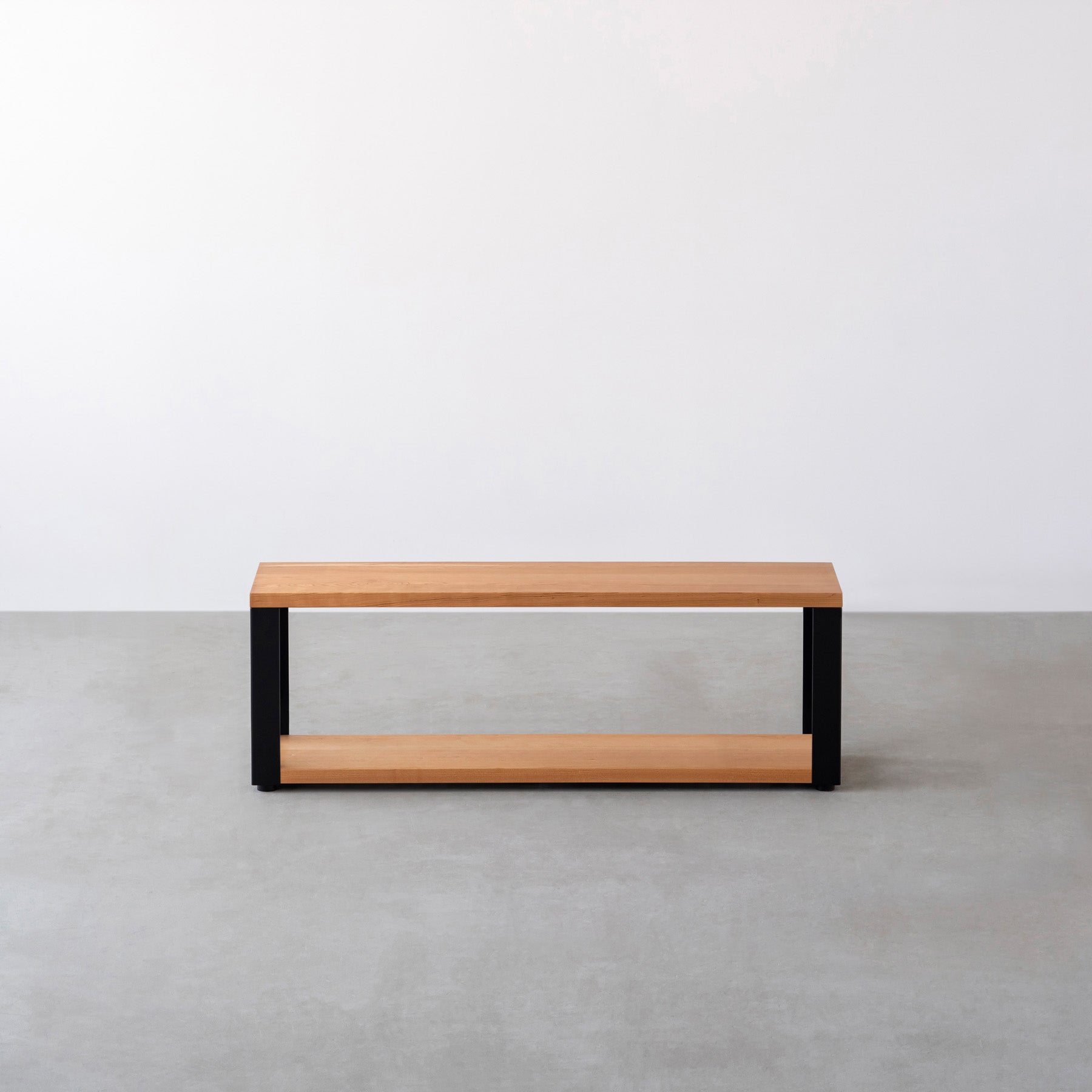 Kanademonoのブラックチェリー無垢材の棚板とマットブラックの鉄脚の４段ストレージシェルフS（正面）