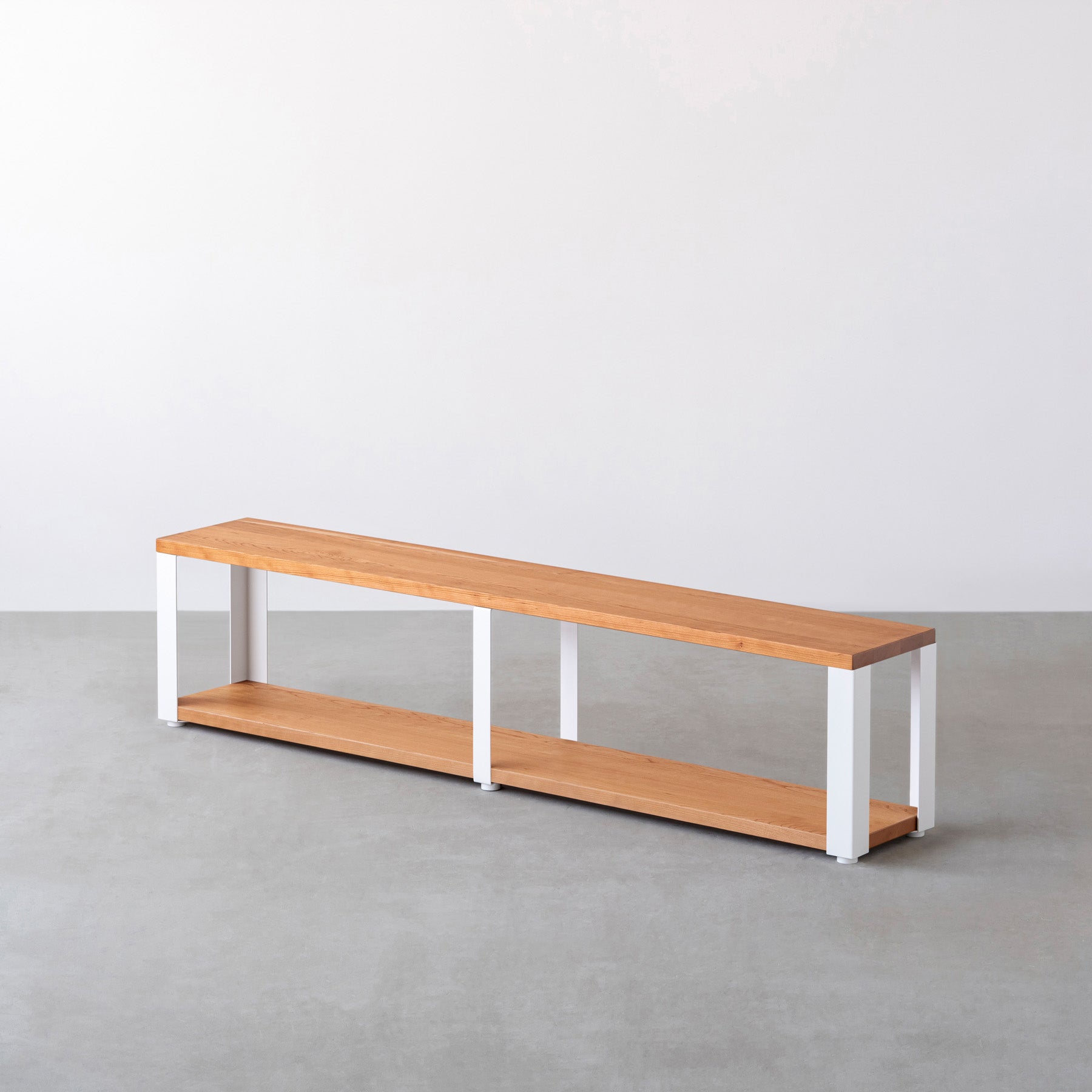 Kanademonoの無垢材ブラックチェリーの棚板とホワイトの鉄脚の２段ストレージシェルフM