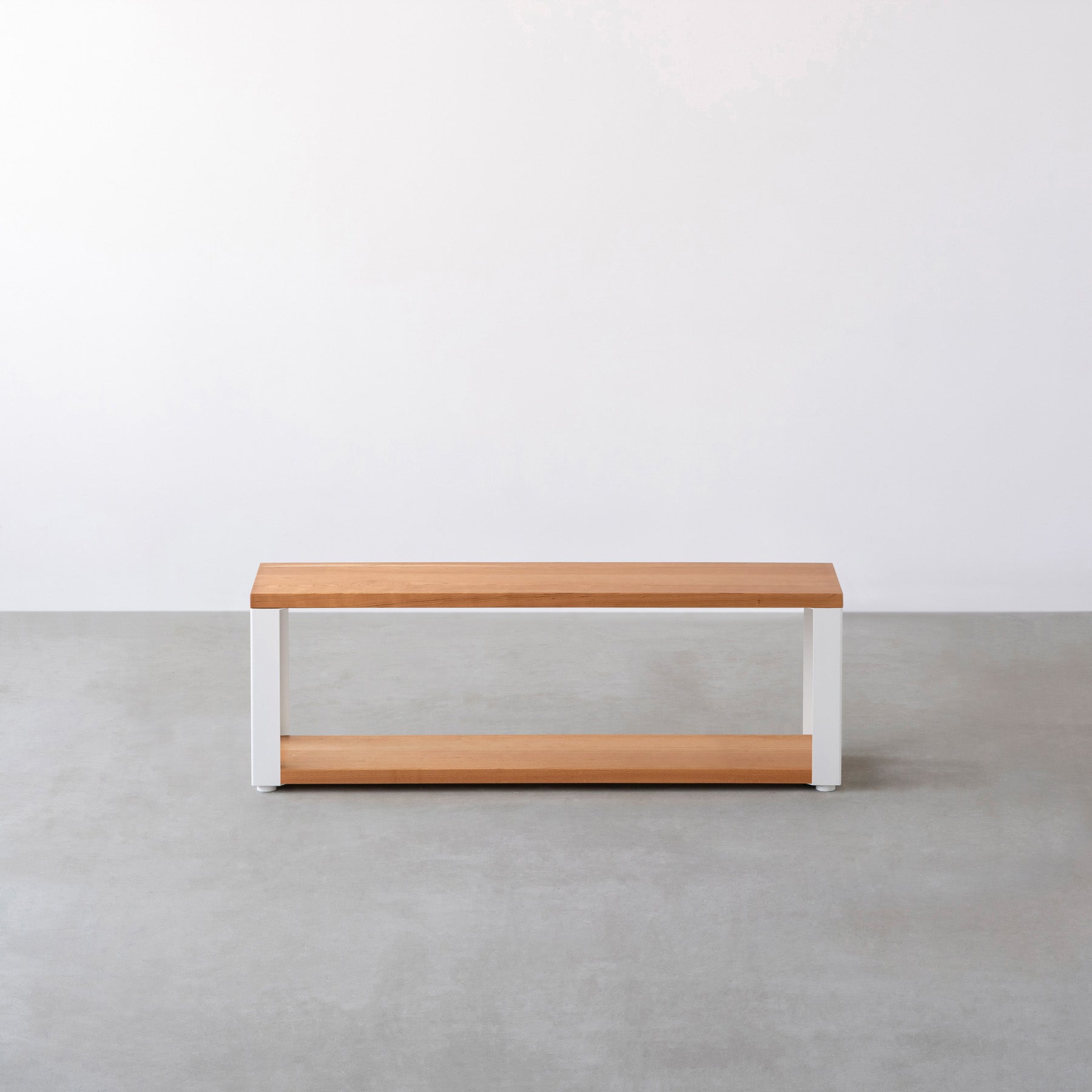 Kanademonoの無垢材ブラックチェリーの棚板とホワイトの鉄脚の２段ストレージシェルフS（正面）