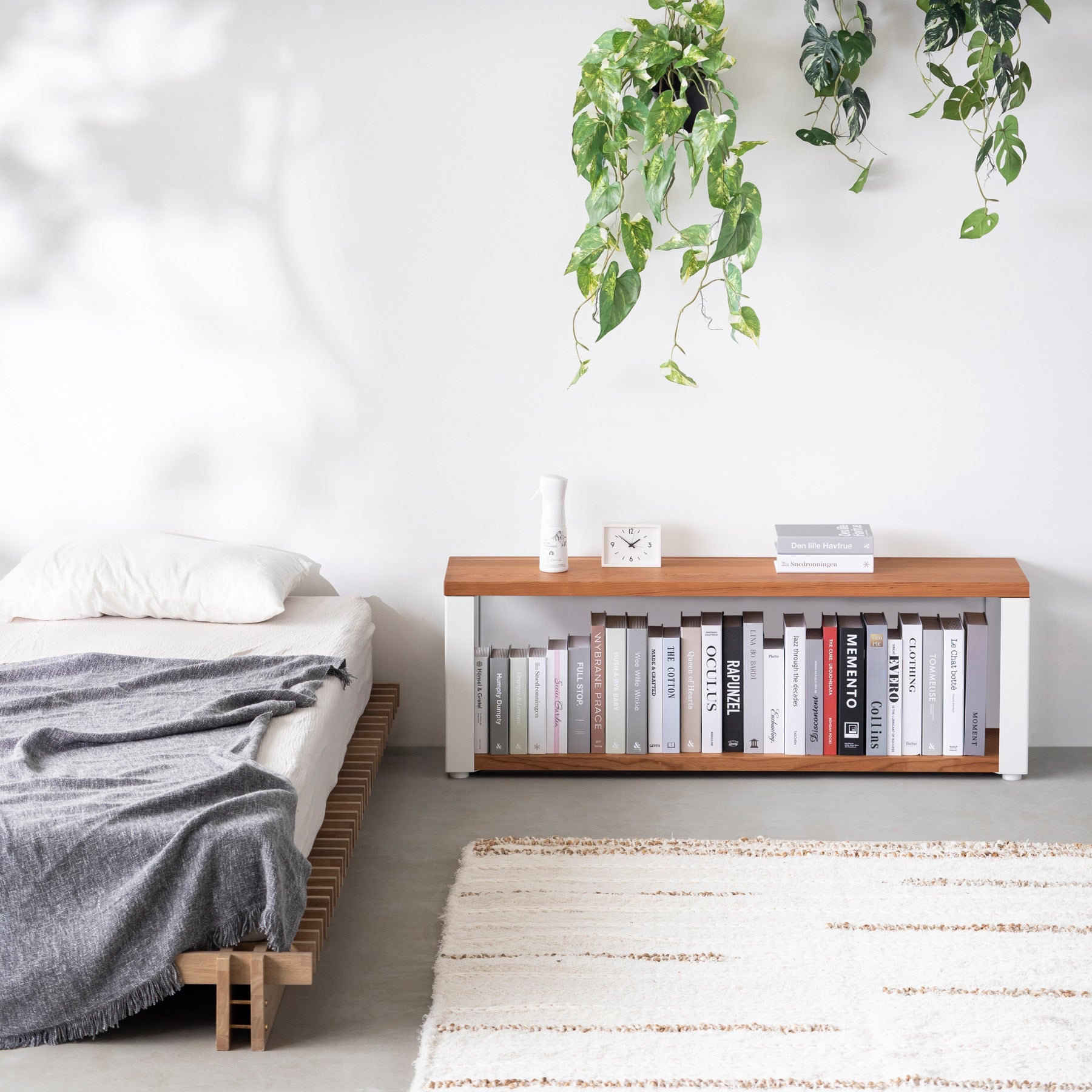 Kanademonoの無垢材ブラックチェリーの棚板とホワイトの鉄脚の２段ストレージシェルフS（使用例）