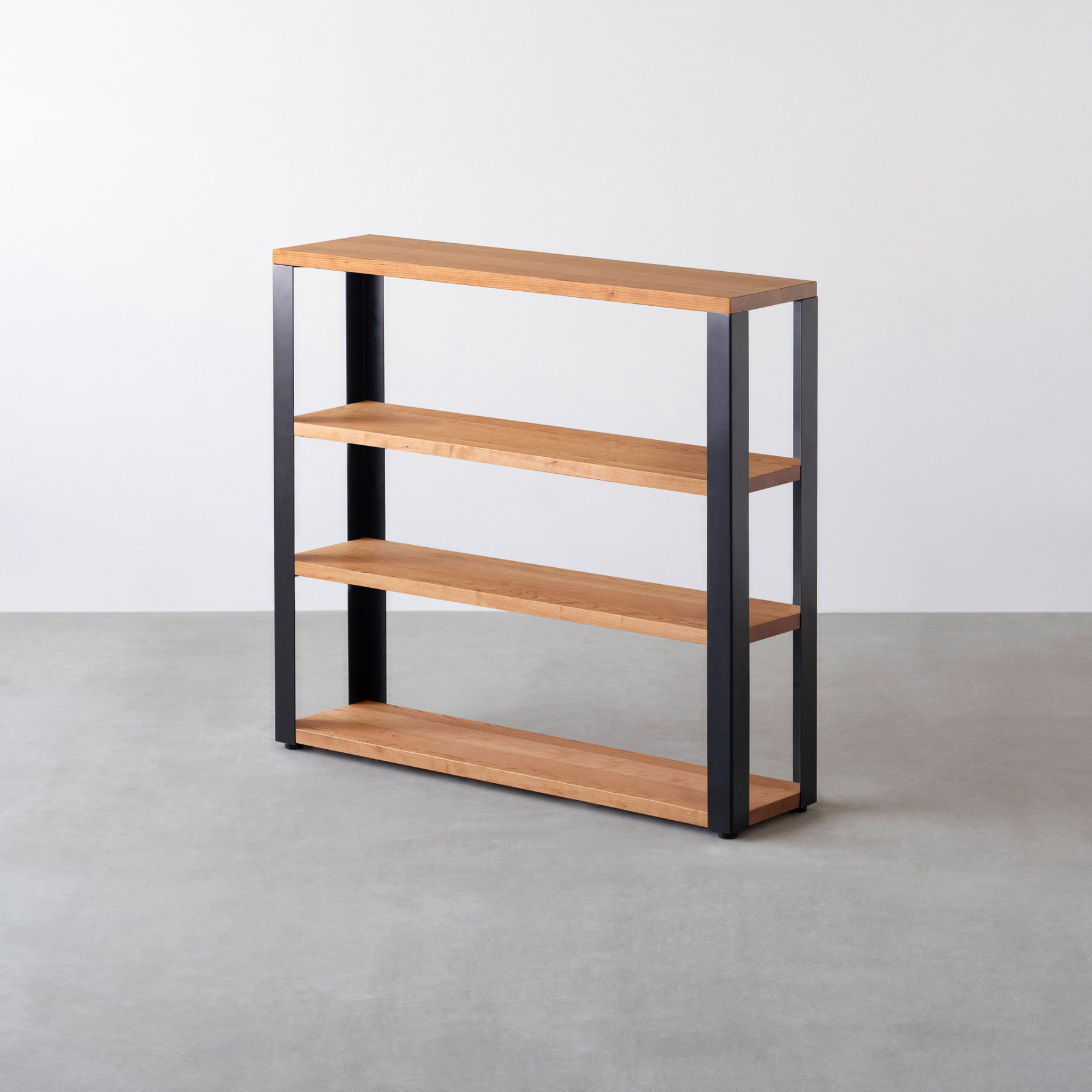 Kanademonoのブラックチェリー無垢材の棚板とマットブラックの鉄脚の４段ストレージシェルフS