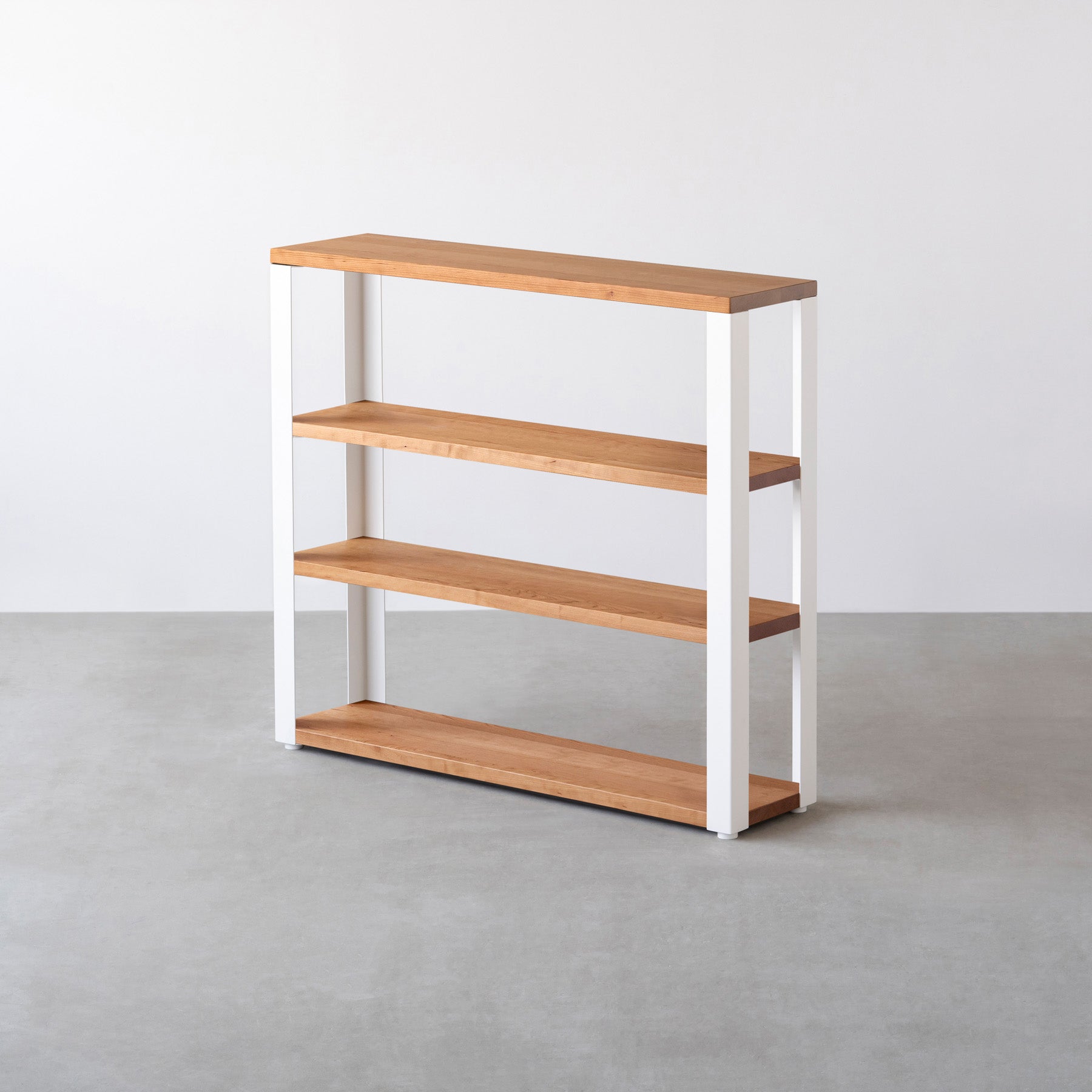 Kanademonoの無垢材ブラックチェリーの棚板とホワイトの鉄脚の４段ストレージシェルフS