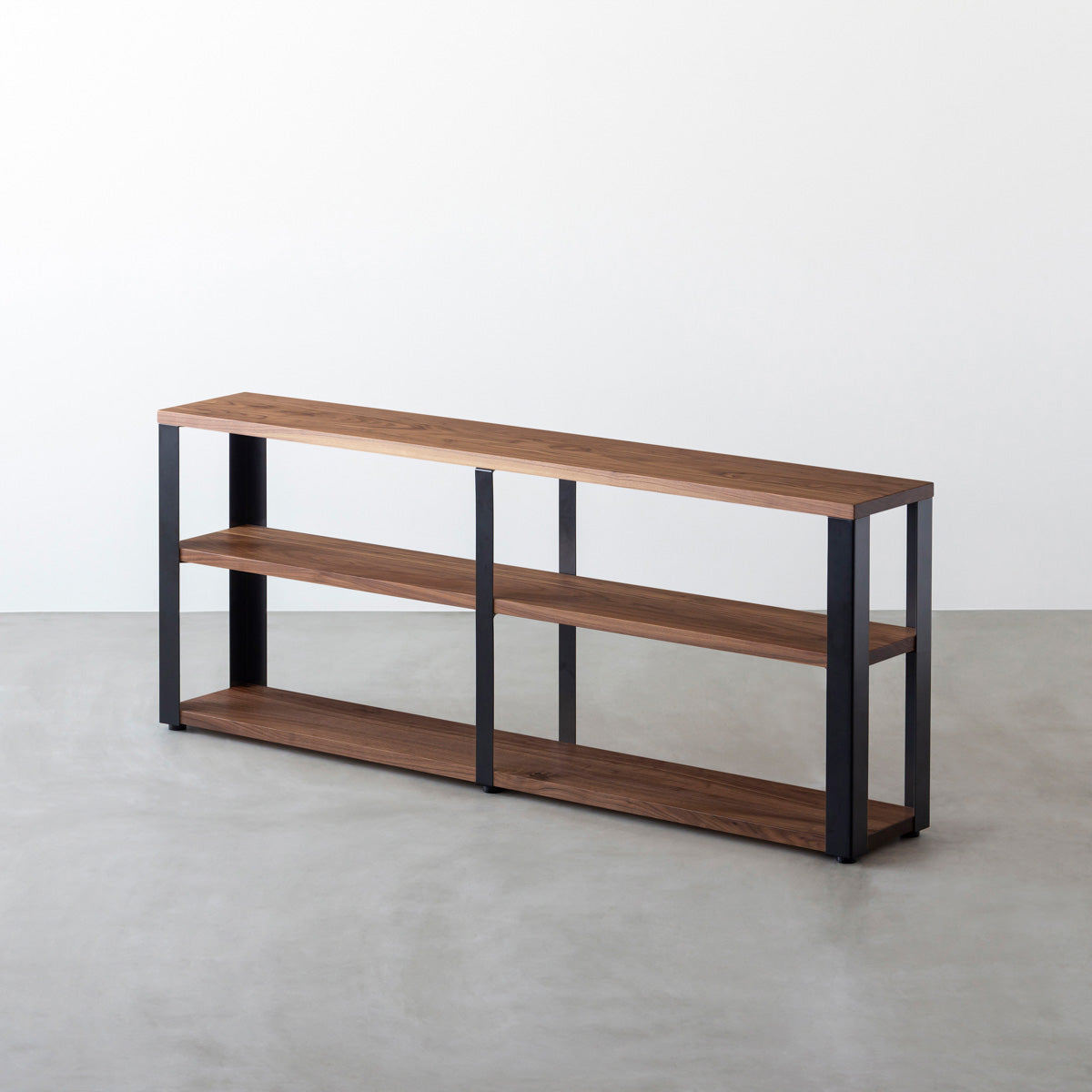 KANADEMONOのウォルナットの棚板とマットブラックの鉄脚のストレージシェルフM