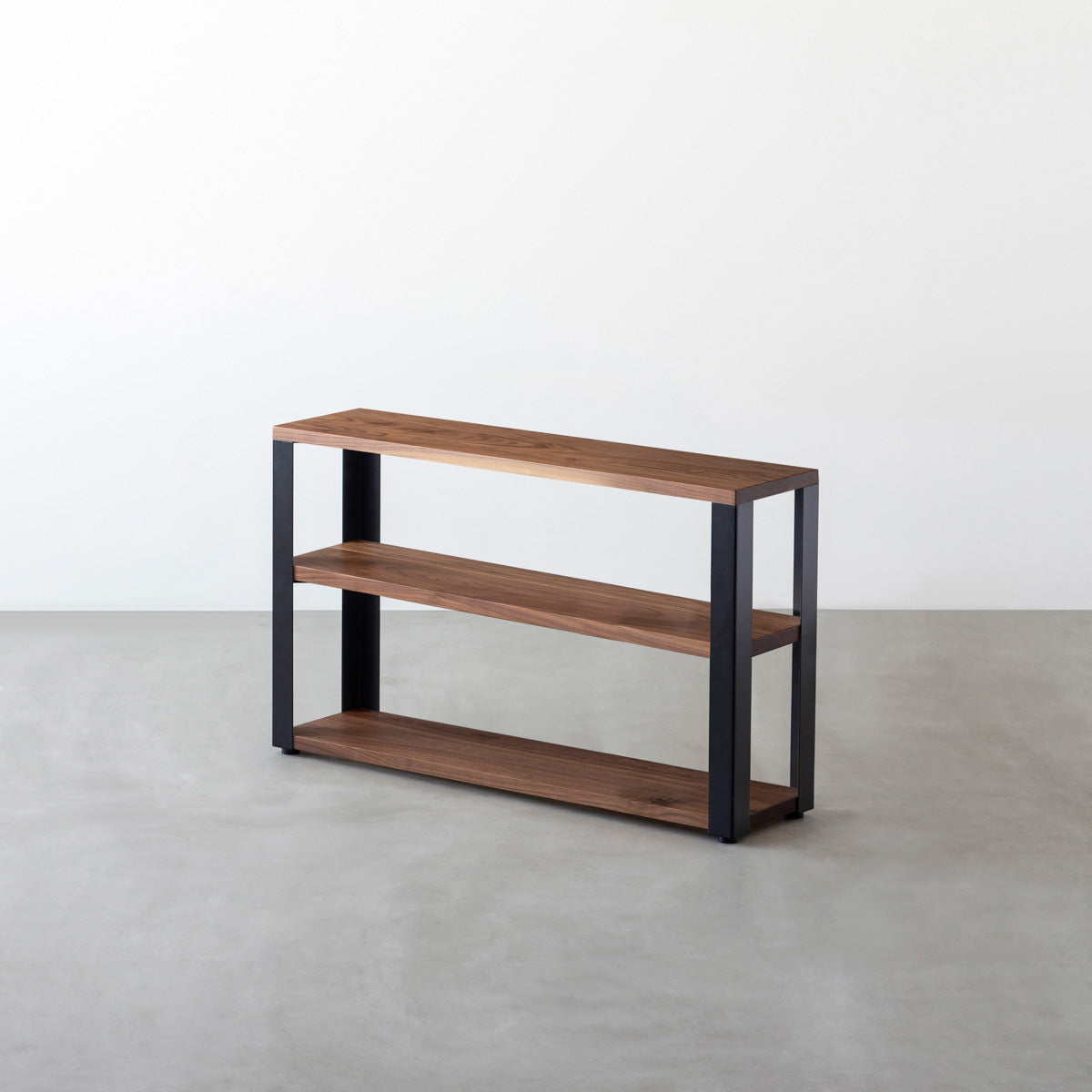 KANADEMONOのウォルナットの棚板とマットブラックの鉄脚のストレージシェルフS