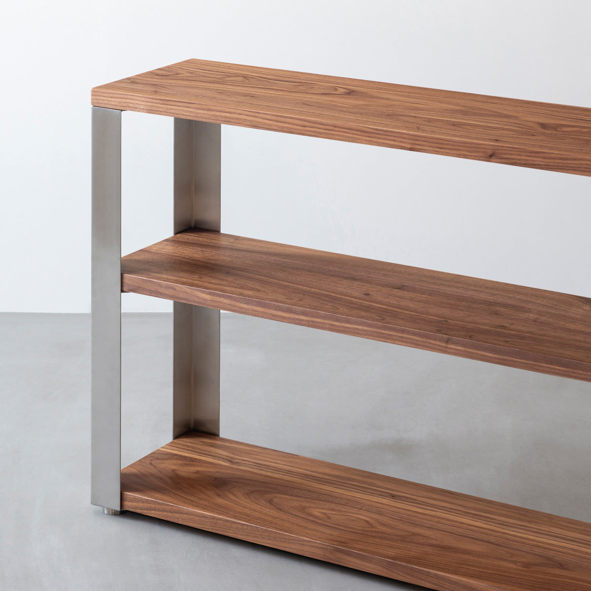 KANADEMONOのウォルナットの棚板とステンレス脚のストレージシェルフS(寄り)