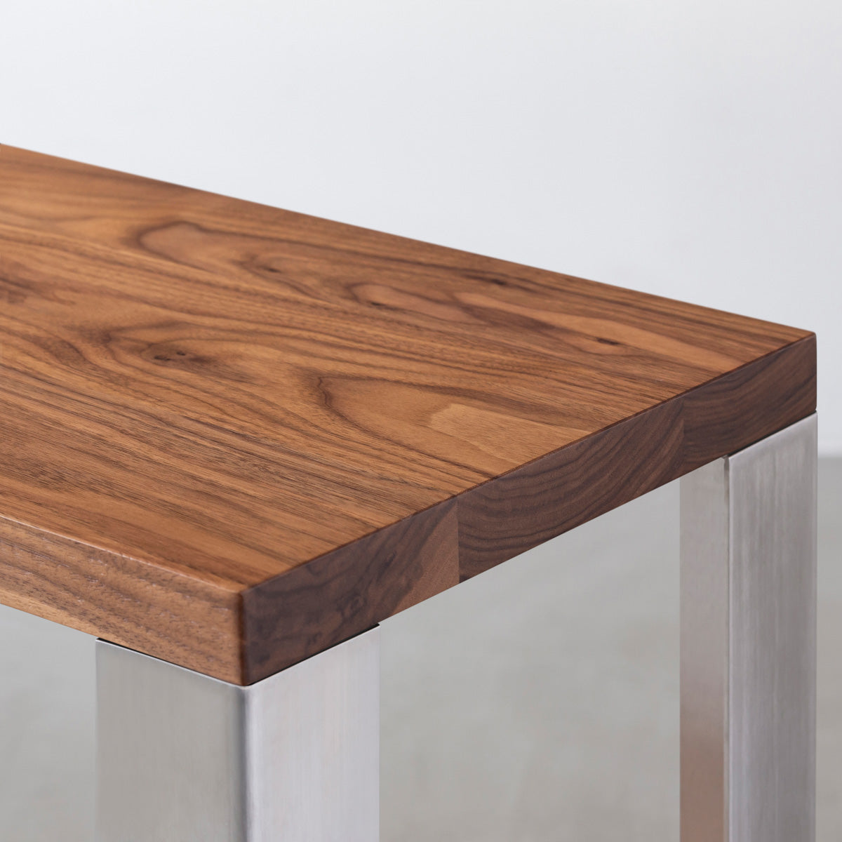 Kanademonoの無垢材ウォルナットの棚板とステンレスの鉄脚の２段ストレージシェルフS（棚板）