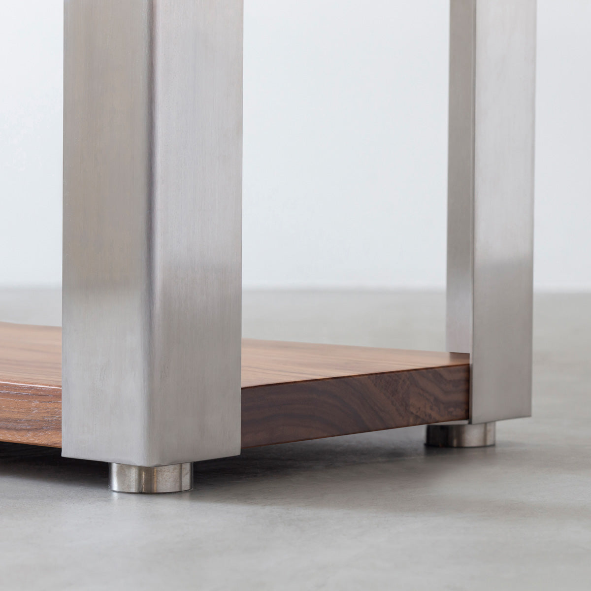 Kanademonoの無垢材ウォルナットの棚板とステンレスの鉄脚の２段ストレージシェルフS（脚）